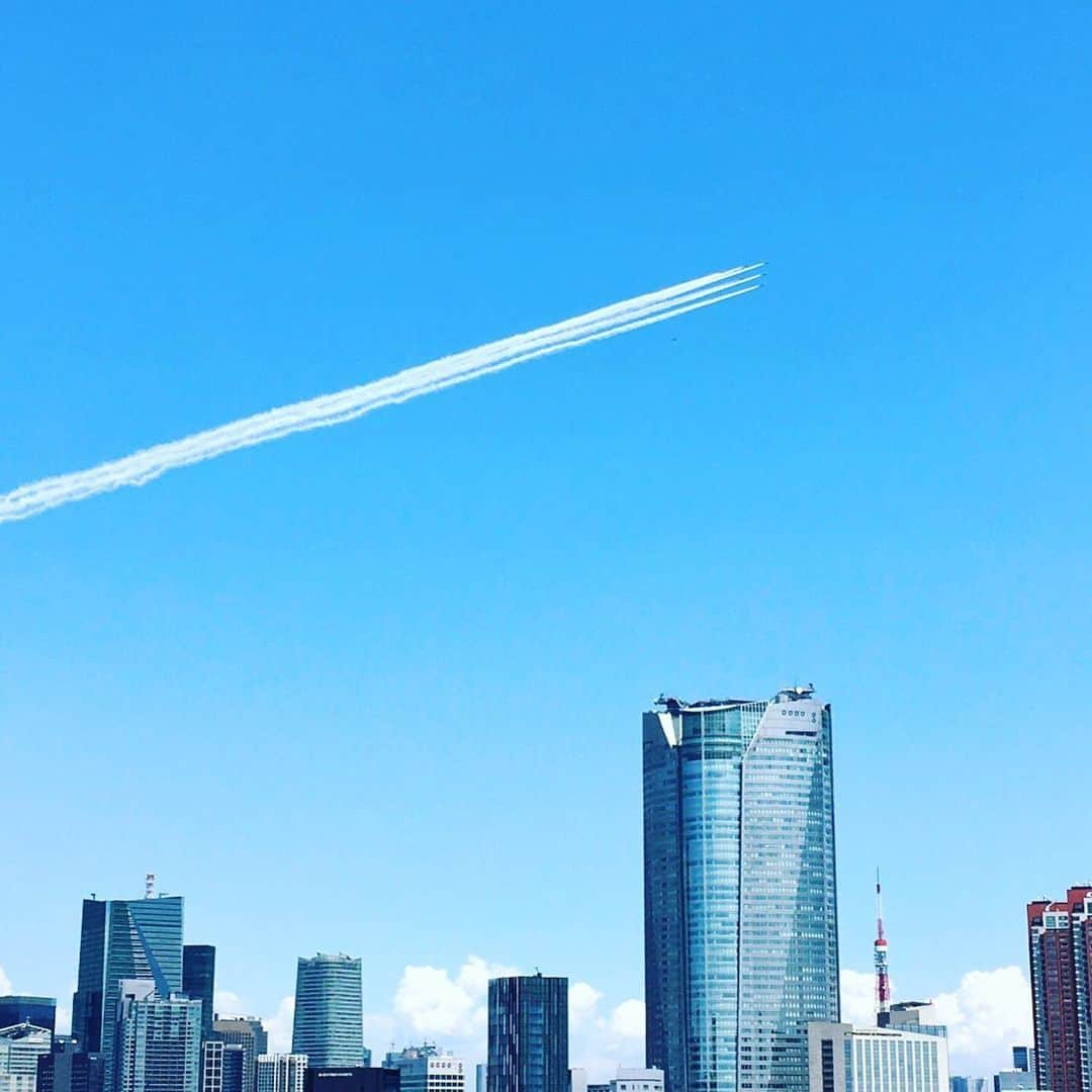 松葉れいなのインスタグラム：「皆んな空を見上げてた💕💕 ブルーインパルス ✈️~~ お天気も良く、本当に感動でした💛 ありがとうございます🛩✨ #医療従事者に感謝  #ブルーインパルス  #医療従事者にエールを」