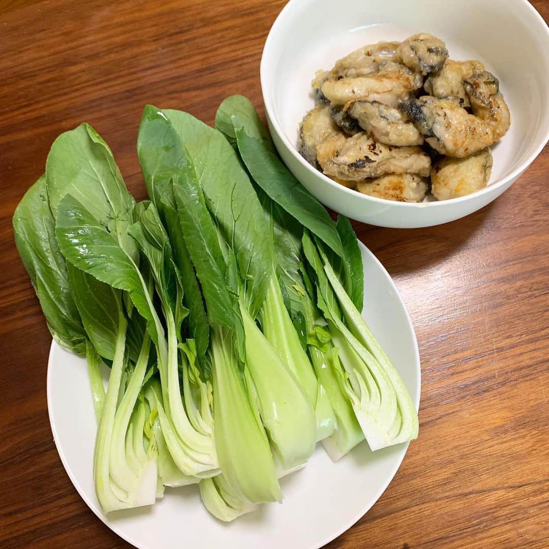 田中セシルのインスタグラム：「* リクエストした牡蠣のクリーム煮😆 片栗粉をまぶしてあらかじめ焼いておくことで、煮込んでも牡蠣の大きさが変わらない！ むしろおっきくなってる？ はぁ…なんて優しい味なんだ😍 中華料理で一番好きなメニュー✨ 残ったスープでカルボナーラも最高に美味しかった〜！！ サラダの残りのケールがいい仕事してる💚  #おうちご飯 #stayhome  #牡蠣 #牡蠣のクリーム煮 #青梗菜のクリーム煮 #チンゲン菜のクリーム煮  #ちんげんさいのクリーム煮 #カキのクリーム煮 #カルボナーラ #牡蠣クリームのカルボナーラ #creamboiled #creamboiledoyster #carbonara #carbonarapasta #存在しない店 #Bistro真」