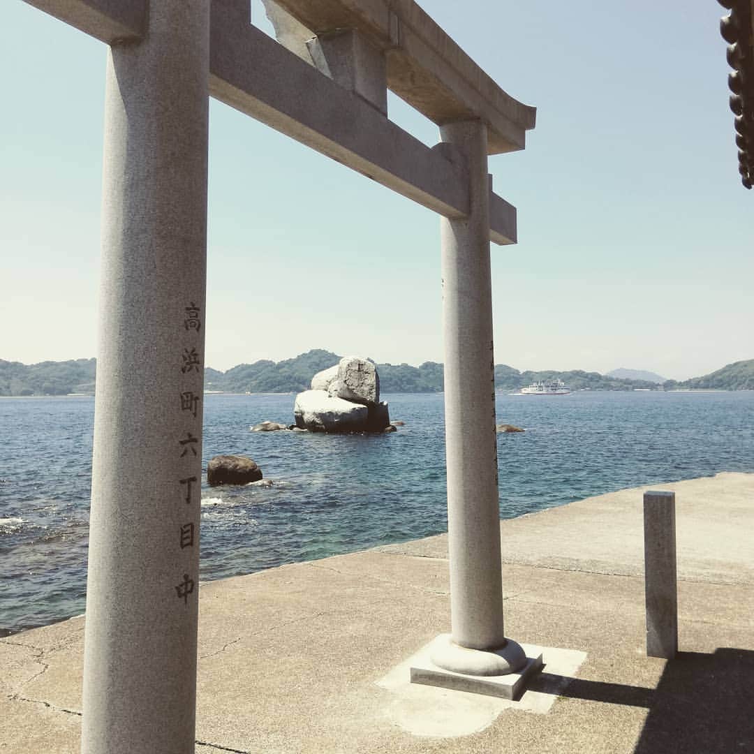 松本隆博のインスタグラム：「。 松山市高松町にある白石龍神社 に行ってきました（＾Ｏ＾）。 全くの素人ですが地形をみて思いを 想像するのが好きで、ずっと考察 してました。溶岩の中に丸い石が たくさん見えた…大昔の絵を想像 してたらあっという間に1時間。。 ^^; 天気も良くて風が心地よくて きれいな海と潮の香りで気分一新！ 心も洗われました(^-^) ～人生遊歩道～」