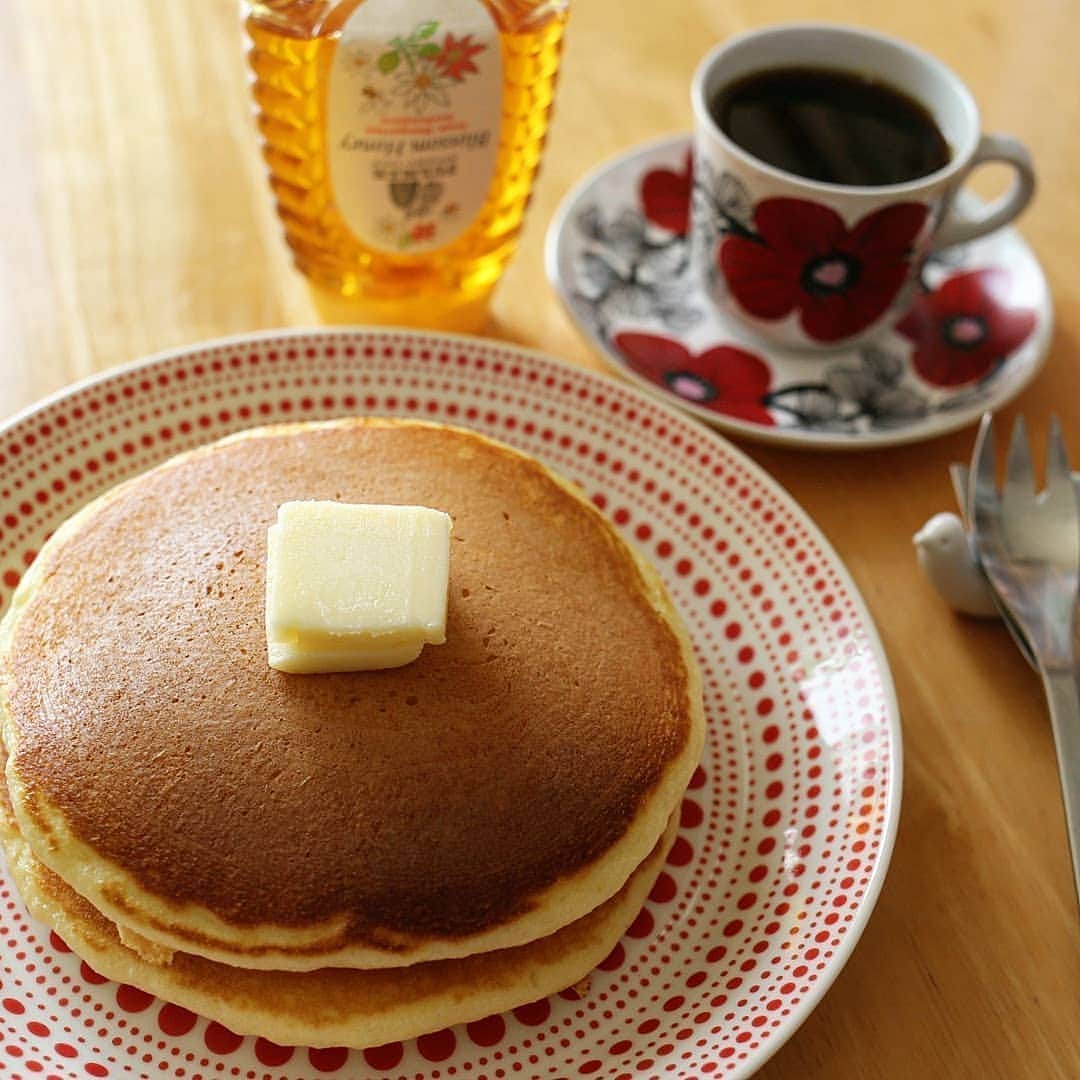 く～のインスタグラム：「おはようございます☀️ 今週で5月も終わり。早い早いよ～。自宅待機の為、撮りためていた朝ドラ「エール」を観ています。鉄男がカッコ良くて目がハートマークになっております。 . . . さてさて、先日デニーズで購入したパンケーキミックスでパンケーキ作りましたよ。  焼いているときから甘い香りが♥️そしてバターの風味がきいてとても美味しい😋  職場でもこのパンケーキミックスの事が話題になっていたので、出勤日に報告しようっと。  #おうち時間 #おうち喫茶 #おうちカフェ #パンケーキ #ホットケーキ #コーヒー #北欧食器 #イッタラ #アラビアイソクッカ #美味しい #デニーズパンケーキミックス #foodphotography #foodpic #foodstagram #pancake #coffee #sweets #sweetooth #yummy #delicious #igersjp」