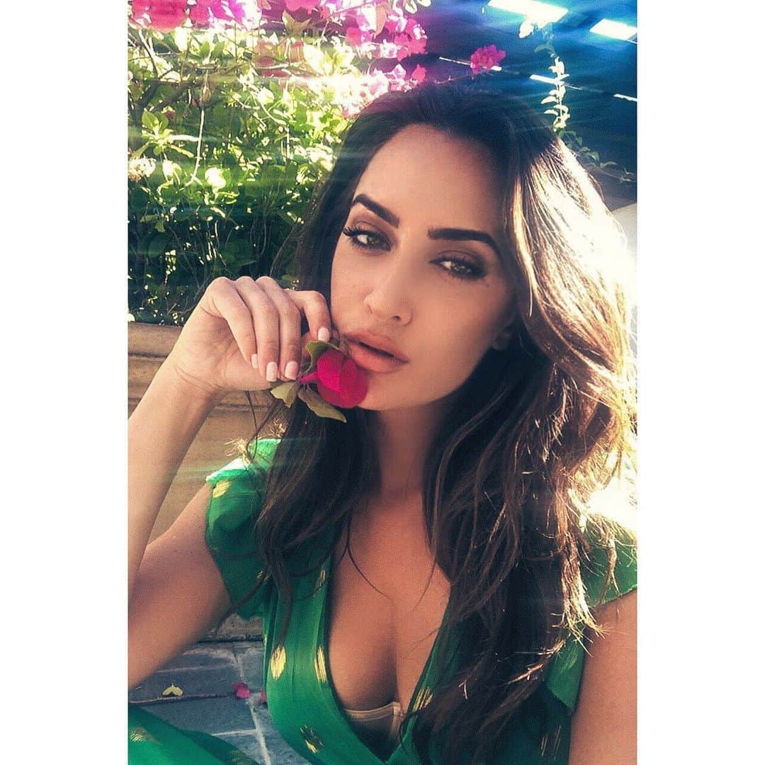 ドナ・フェルドマンのインスタグラム：「My first #facetime #photoshoot was certainly a unique experience. One day I’ll look back and say, “ I did that during quarantine time!” Luckily we captured some cool ones outdoors. Looking forward to a real in person shoot next time  @laurenschulzvisuals 😉 #athome」