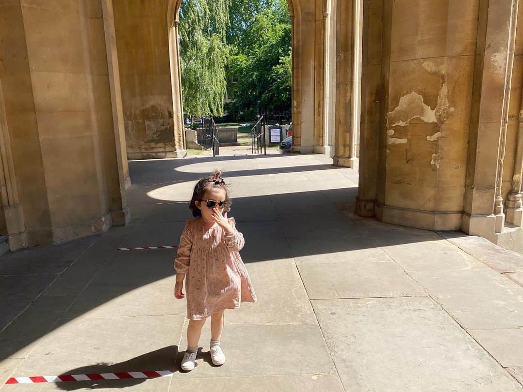MEGのインスタグラム：「今日は娘３歳の予防接種に。右腕と左腕に一本ずつ、膝の上に抱き抱えてうつのだけど、あんなに長い針が刺さって大丈夫なのかなも思うほど... 何とかがんばりました。 昨日は、我が家の主の黒猫リウさんの16歳の健康診断に。彼の方はかなり抵抗して鎮静剤を二回も打たないと採血できなかったほどで、帰宅したら真っ直ぐに歩くこともできないくらいぐったりしていて、かなり心配した。。😣今朝おきたら普通に戻っていました。 そんな風に、注射づいてて、緊張した二日間。」