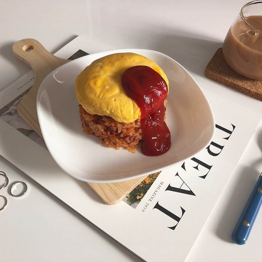 ローリエプレス編集部さんのインスタグラム写真 - (ローリエプレス編集部Instagram)「🐥﻿ ﻿ #まんまるオムライス がかわいい♡ってうわさ！﻿ 人気のオムライスをうちカフェ用にかわいいフォルムでつくってみよう！﻿ ﻿ ソースでお絵かきをすればキャラごはんに。推しグッズと一緒にとっても映えちゃうよ♡﻿ ﻿ ﻿ ❤︎Thank you❤︎﻿ @_mako.fkng_  @__shikkoku  @naachi.0106  @kharnue_1  @hani____41 ﻿ ﻿ #laurierpress_おうちかふぇ﻿ ﻿ ﻿ ﻿ ﻿ ﻿ ローリエプレスでは、すてきな投稿をリポストします🌸﻿ あなたの投稿に @laurier_press をタグづけしてね💕リポストさせてもらうかも🙊💭 ﻿ ﻿ ﻿ ﻿ #laurierpress #ローリエプレス」5月29日 8時55分 - laurier_press
