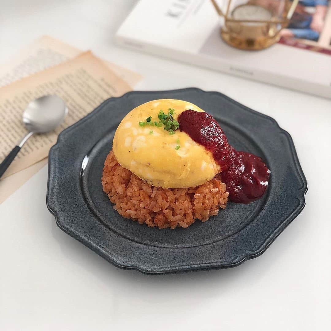 ローリエプレス編集部さんのインスタグラム写真 - (ローリエプレス編集部Instagram)「🐥﻿ ﻿ #まんまるオムライス がかわいい♡ってうわさ！﻿ 人気のオムライスをうちカフェ用にかわいいフォルムでつくってみよう！﻿ ﻿ ソースでお絵かきをすればキャラごはんに。推しグッズと一緒にとっても映えちゃうよ♡﻿ ﻿ ﻿ ❤︎Thank you❤︎﻿ @_mako.fkng_  @__shikkoku  @naachi.0106  @kharnue_1  @hani____41 ﻿ ﻿ #laurierpress_おうちかふぇ﻿ ﻿ ﻿ ﻿ ﻿ ﻿ ローリエプレスでは、すてきな投稿をリポストします🌸﻿ あなたの投稿に @laurier_press をタグづけしてね💕リポストさせてもらうかも🙊💭 ﻿ ﻿ ﻿ ﻿ #laurierpress #ローリエプレス」5月29日 8時55分 - laurier_press
