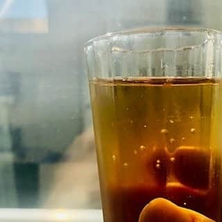 株式会社ルピシアさんのインスタグラム写真 - (株式会社ルピシアInstagram)「【今日の一杯】  今日の一杯は、焙じ茶好きにぜひ試していただきたい、焙じ茶「鬼の焙煎」 。  この道一筋30年の頑固一徹焙煎師が、40種以上の試作をしてたどり着いたこだわり二段階火入れの焙じ茶です。 特徴は何といっても深みのある香ばしさと豊かな甘み。  これからの時期、おすすめは水出し。こだわり焙煎により、香ばしさと甘みもしっかり楽しめます。  今日は暑くなりそうですね。水分補給をしっかりしましょう！  #ルピシア #ルピシア今日の一杯 #LUPICIA #lupiciatoday #ルピシア水出しアイスティー部 # 焙じ茶 # enjoyhome」5月29日 8時59分 - lupicia_japan