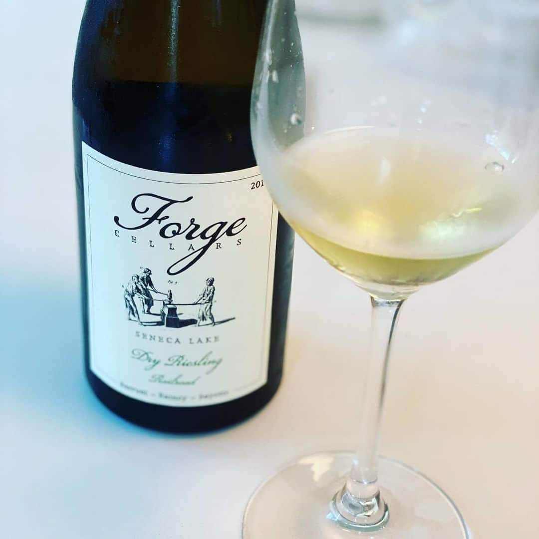 ジェリー・ライアンのインスタグラム：「Lucky, lucky me! So delicious... @forgecellars @rickrainey @redfeetwinemarket」