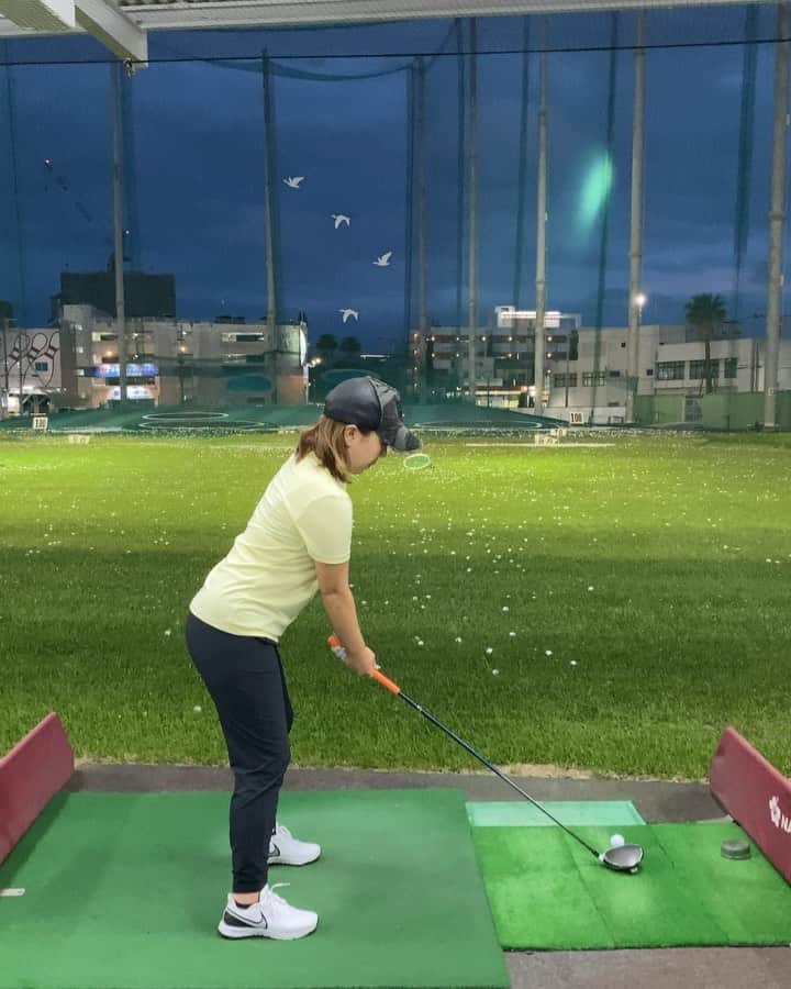 宮里美香のインスタグラム：「*** Practice practice...🏌️‍♀️⛳️ Better every day☀️ . 最近の練習動画✌️ . ①Driver ②Hybrid5 (utility) ③7iron . #golf #practice #bettereveryday  #nikegolfshoes #taylormade #mizuno #bridgestonegolf #driver #hybrid #utility #7iron」