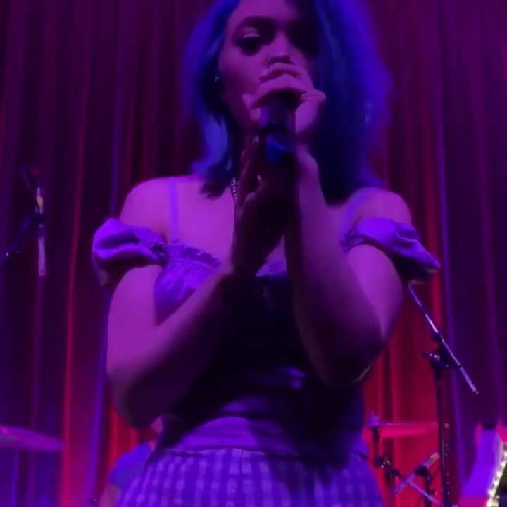 HEY VIOLETのインスタグラム：「sending luv to you all. these are harrowing times, but we stand with you. your voice matters, your values matter, your life matters. no one should fear for their safety because of the color of their skin. it’s time to be the catalyst so the generations to come don’t have to live in a world where racism runs rampant. let’s make this world a better place for them and ourselves. holding your hand as we power thru this together. we love you. (video creds: @avaariente)」