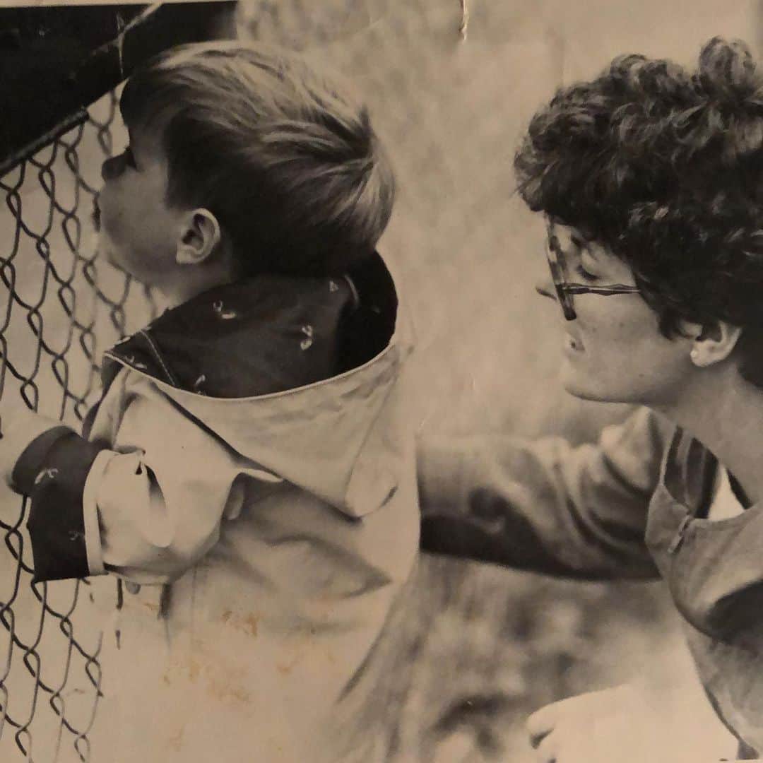 ジェフリー・バトルのインスタグラム：「#tbt to when my mom and I didn’t have to social distance.」