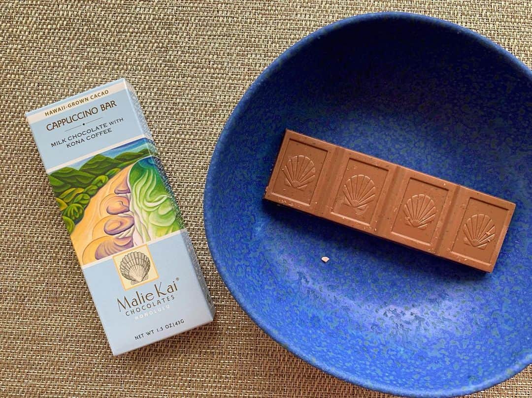間瀬ゆきさんのインスタグラム写真 - (間瀬ゆきInstagram)「#supportlocal  今回のコロナをきっかけに、 よりハワイのローカルビジネスを応援したい！ という思いが強くなったので、 インスタでもいろいろ紹介していきたいと思います❤  まずはご存知の方も多いと思いますが、 Malie Kai chocolate @maliekaihonolulu  オアフ島ノースショアで無農薬で栽培されている 希少カカオを使用したチョコレート🍫  ここのチョコは、濃厚で本当においしいの🥰 ちょっとお値段は高いですが、 希少カカオを使っているし、 高いのも納得！なおいしさです✨  見た目もかわいくってお土産にオススメ❤ もらった人は絶対嬉しいと思う😍  ちなみに、Malie Kaiのチョコレートが手に入るのは ロイヤルハワイアンセンターのこのお店だけ🌈 @royalhwnctrjp @royalhwnctr  チョコレートだけじゃなく トートバッグも人気で 毎日行列が出来てるほど！  1日の販売個数が決まっていて なかなか手に入らないのですが、 今なら並ばずに手に入りますよ✨ 在住の方はチャンス！ そして、5月末まで普段はやっていない カマアイナ割引もしているので ぜひチェックしてみてください💙  日本にいるみなさんも 次回のハワイ旅行の時には ぜひノースショアの希少カカオで作られた @maliekaihonolulu のチョコレートを チェックしてみてくださいね❤  #がんばれハワイ #回し者ではありません😂 #お店の関係者でもありません👻  #ハワイのオススメ店 #ハワイのお土産 #ハワイ旅行 #マリエカイ #マリエカイチョコレート #maliekai #maliekaichocolates #hawaii #hawaiilife #luckywelivehawaii #maseyukihawaii #ハワイ」5月29日 9時29分 - maseyuki