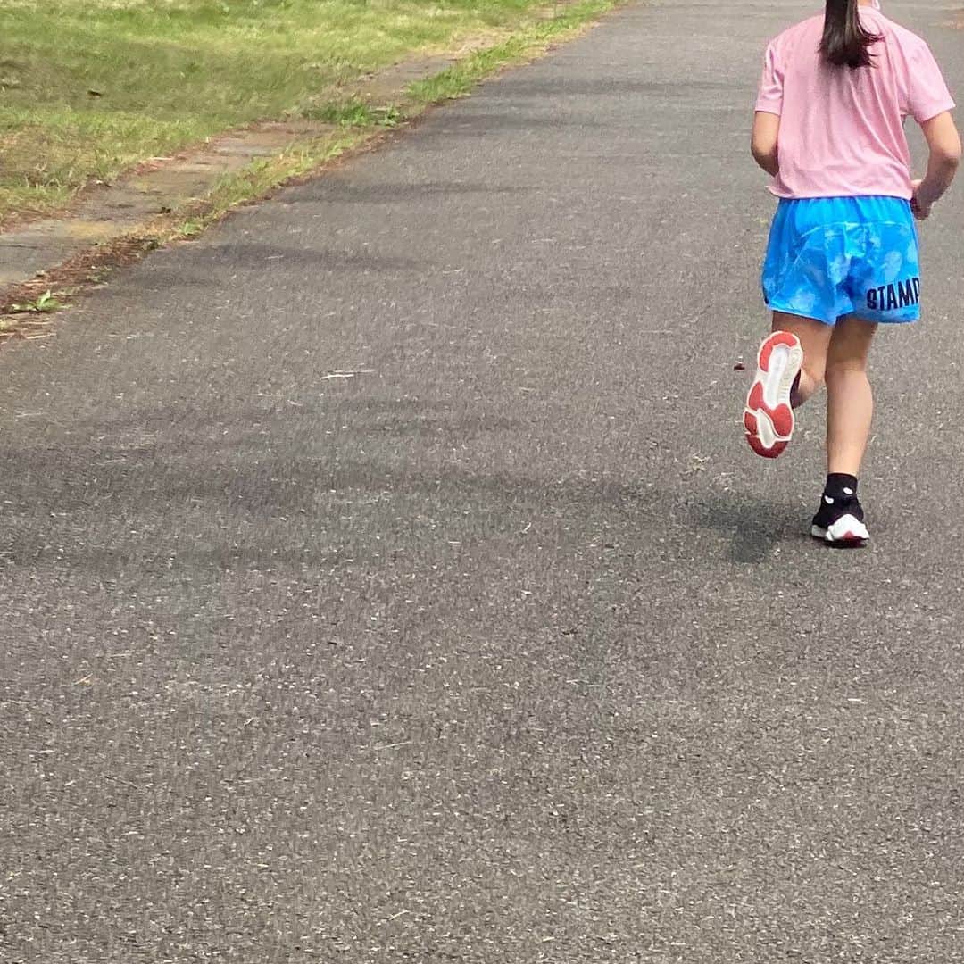 土屋香織さんのインスタグラム写真 - (土屋香織Instagram)「🏃‍♀️. 3.37🅚🅜 𝚛𝚞𝚗 𖤐𖤐𖤐 𝕎𝕚𝕥𝕙 𝕞𝕪 👧🏻 . 次女と走ってバドミントンして🏸 とっても甘ーい香りの #えごのき の花を拾ったよ❁ . me ⇢ 𝚃-𝚜𝚑𝚒𝚛𝚝. @saysky_japan  𝙿𝚊𝚗𝚝𝚜/𝙵𝚊𝚌𝚎 𝚌𝚘𝚟𝚎𝚛.  @mizuno 𝙸𝚗𝚗𝚎𝚛  @millet_jp  𝚂𝚘𝚌𝚔𝚜  @c3fit_jp  𝙸𝚗𝚜𝚘𝚕𝚎  @zamst.jp  𝚂𝚑𝚘𝚎𝚜  @nike . 𝙳𝚊𝚞𝚐𝚑𝚝𝚎𝚛⇢ 𝚃-𝚜𝚑𝚒𝚛𝚝/𝙿𝚊𝚗𝚝𝚜 @stamprunandco  𝚂𝚑𝚘𝚎𝚜  @syunsoku_official . . 毎日ご飯出しただけ 律儀にぺろっと食べる子供達。 顔がまるまるしてます🤣 学校始まったら元に戻るかな笑 . 仕事・学校・それぞれの習い事 フルフルな毎日がいきなりすぐで。 お弁当も作らなきゃだ...。 ちゃんとまわるのかだいぶ心配(›´A`‹ )笑 . また仕事と学校が休みににならない限り こんな時間って取れないんだろうなぁ。 ほんと貴重でした◡̈ （第二波がまたすぐ来そうで心配ですが😢 密を避けて手洗いうがいしっかりしましょ✩︎⡱） . . 今日のお花は♡ ✣ えごのき （#うつぎ  かと思ったの） ✣ #きょうちくとう ✣ #たいりんきんしばい #ヒペリカムヒドコート . 5月に咲く花って 白い花が多いよね❁ ❁ ❁ . . . #happyrunning #igランガールズ #ランガール #instarunners #ランニングエチケット #ハシリマスタグラム #positivevibes #ハシリマシタグラム  #instarunners #走るひと #ランコーデ #ランニング好きな人と繋がりたい #ランニング女子 #マラソン女子 #ig千葉ランナーズ #ランナーさんと繋がりたい #igランナーズ #ランニングママ #vic_season #ママリ #こどものいる暮らし  #親子ラン #走れることに感謝 #走るの好きな人と繋がりたい #runtrip #はなまっぷ」5月29日 9時37分 - kaorintsuchiya