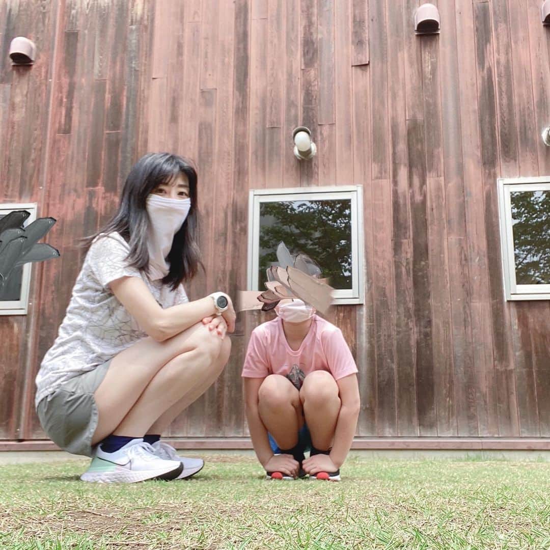 土屋香織さんのインスタグラム写真 - (土屋香織Instagram)「🏃‍♀️. 3.37🅚🅜 𝚛𝚞𝚗 𖤐𖤐𖤐 𝕎𝕚𝕥𝕙 𝕞𝕪 👧🏻 . 次女と走ってバドミントンして🏸 とっても甘ーい香りの #えごのき の花を拾ったよ❁ . me ⇢ 𝚃-𝚜𝚑𝚒𝚛𝚝. @saysky_japan  𝙿𝚊𝚗𝚝𝚜/𝙵𝚊𝚌𝚎 𝚌𝚘𝚟𝚎𝚛.  @mizuno 𝙸𝚗𝚗𝚎𝚛  @millet_jp  𝚂𝚘𝚌𝚔𝚜  @c3fit_jp  𝙸𝚗𝚜𝚘𝚕𝚎  @zamst.jp  𝚂𝚑𝚘𝚎𝚜  @nike . 𝙳𝚊𝚞𝚐𝚑𝚝𝚎𝚛⇢ 𝚃-𝚜𝚑𝚒𝚛𝚝/𝙿𝚊𝚗𝚝𝚜 @stamprunandco  𝚂𝚑𝚘𝚎𝚜  @syunsoku_official . . 毎日ご飯出しただけ 律儀にぺろっと食べる子供達。 顔がまるまるしてます🤣 学校始まったら元に戻るかな笑 . 仕事・学校・それぞれの習い事 フルフルな毎日がいきなりすぐで。 お弁当も作らなきゃだ...。 ちゃんとまわるのかだいぶ心配(›´A`‹ )笑 . また仕事と学校が休みににならない限り こんな時間って取れないんだろうなぁ。 ほんと貴重でした◡̈ （第二波がまたすぐ来そうで心配ですが😢 密を避けて手洗いうがいしっかりしましょ✩︎⡱） . . 今日のお花は♡ ✣ えごのき （#うつぎ  かと思ったの） ✣ #きょうちくとう ✣ #たいりんきんしばい #ヒペリカムヒドコート . 5月に咲く花って 白い花が多いよね❁ ❁ ❁ . . . #happyrunning #igランガールズ #ランガール #instarunners #ランニングエチケット #ハシリマスタグラム #positivevibes #ハシリマシタグラム  #instarunners #走るひと #ランコーデ #ランニング好きな人と繋がりたい #ランニング女子 #マラソン女子 #ig千葉ランナーズ #ランナーさんと繋がりたい #igランナーズ #ランニングママ #vic_season #ママリ #こどものいる暮らし  #親子ラン #走れることに感謝 #走るの好きな人と繋がりたい #runtrip #はなまっぷ」5月29日 9時37分 - kaorintsuchiya