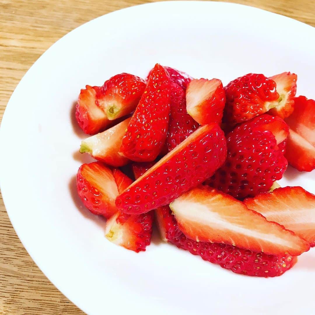 北条かやさんのインスタグラム写真 - (北条かやInstagram)「苺にハマって写真を撮りすぎた #strawberry #ichigo #fruits #🍓 #🍓🍓🍓」5月29日 9時34分 - n_a_y_a_n_m_i_m_u