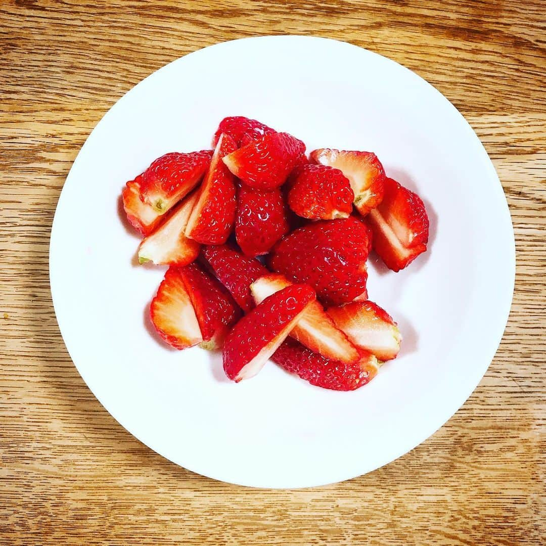 北条かやさんのインスタグラム写真 - (北条かやInstagram)「苺にハマって写真を撮りすぎた #strawberry #ichigo #fruits #🍓 #🍓🍓🍓」5月29日 9時34分 - n_a_y_a_n_m_i_m_u