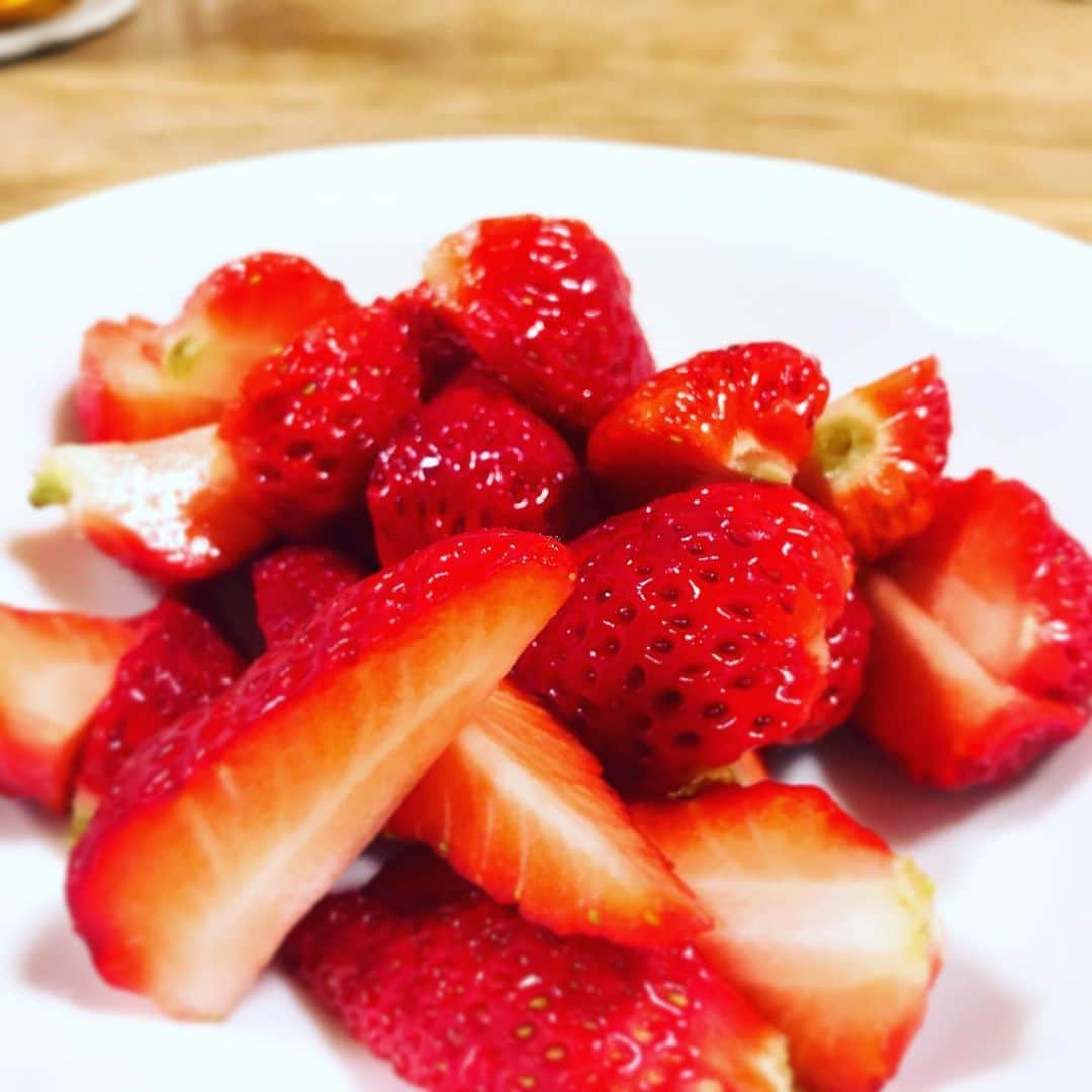 北条かやさんのインスタグラム写真 - (北条かやInstagram)「苺にハマって写真を撮りすぎた #strawberry #ichigo #fruits #🍓 #🍓🍓🍓」5月29日 9時34分 - n_a_y_a_n_m_i_m_u