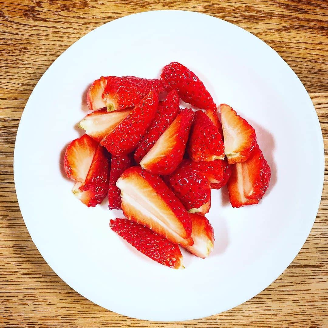 北条かやのインスタグラム：「苺にハマって写真を撮りすぎた #strawberry #ichigo #fruits #🍓 #🍓🍓🍓」