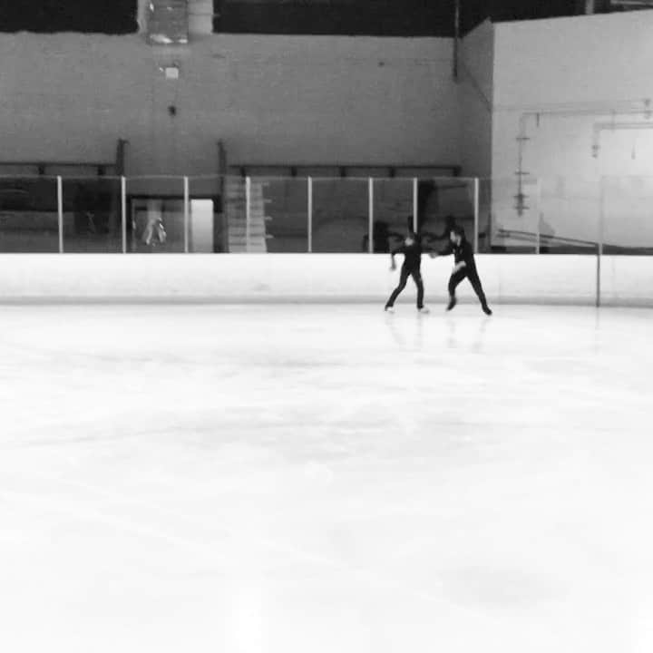 ネイサン・バーソロメイのインスタグラム：「Since my surgery last year I have been off the ice for a total of 9 months total. 7 for surgical recovery and 2 due to covid-19.  It has been challenging to say the least but with rigorous off ice training and belief we skated our first session since the beginning of the covid break today! We will all get back to the sport we love if we follow guidelines and regulations to stay safe and well 🇺🇸 This is a sneak peak of our short program choreography from March. Get ready for more! @katie_mcbeath @usfigureskating」