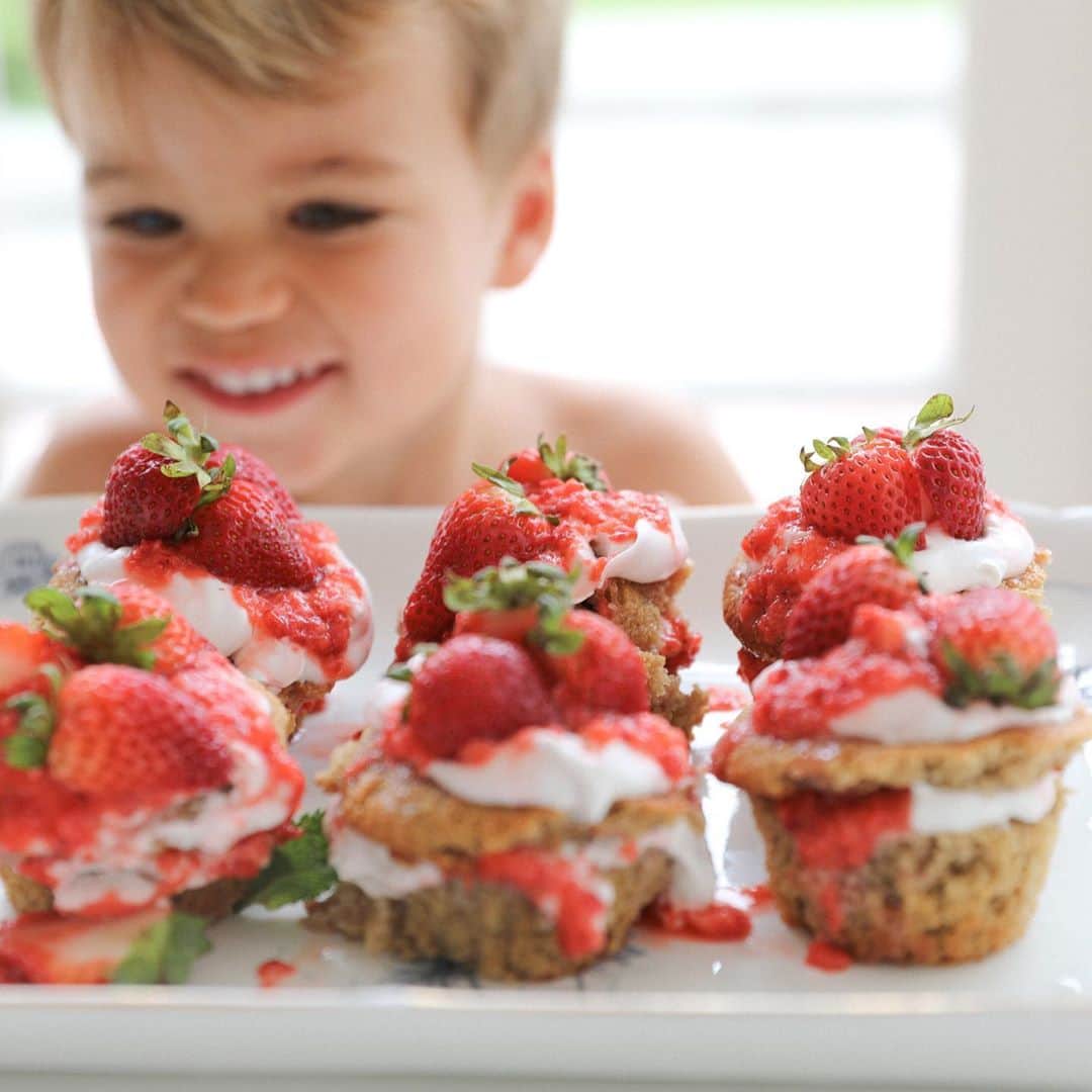 ローレン・コンラッドのインスタグラム：「I made strawberry shortcake cupcakes from the @sweetlaurelbakery with sweet @laurelgallucci today. When I was done Liam graciously volunteered to help me eat them 🍓」