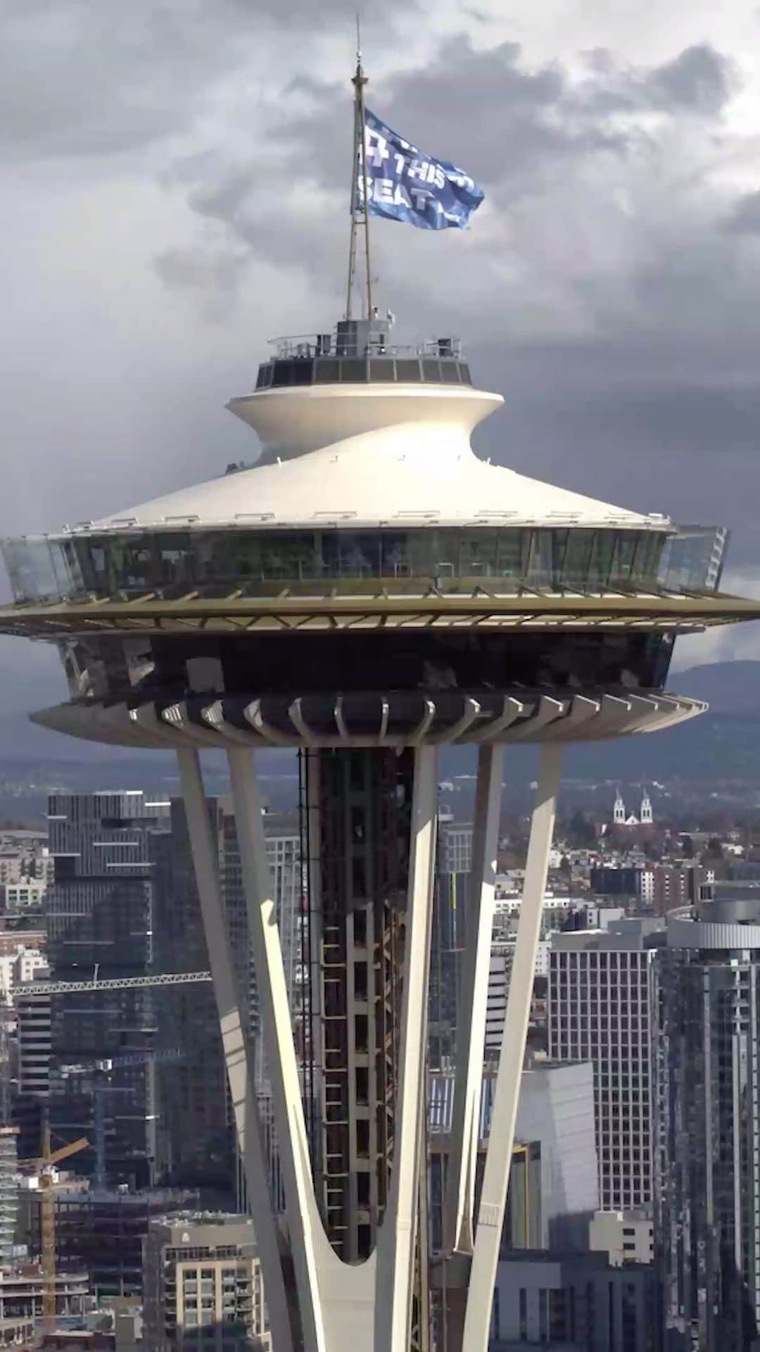 マックルモアーのインスタグラム：「At its core, Seattle is a city where the arts are embedded in our very fabric, in our DNA. Art and music and creative expression are essential - they will help us through this unprecedented time and they will be there as we rebuild and recover. And the creative community needs our support right now. If you can, please help us reach the goal of raising $1 million to support local Seattle artists.  From @206langston: In March LANGSTON partnered with @ijeomaoluo, @gabrielteodros and @usikuatieno on the Seattle Artists Relief Fund. We recently sat down with Ijeoma, several artists who have benefitted so far from the fund, and Macklemore (who, in addition to being a major early supporter of the Fund, got his start in our local hip-hop scene right here in our building). This video came out of those conversations. It shows the impact we've made--which is simultaneously incredible and not nearly enough--and makes the case for why more folks (individuals, foundations, philanthropy) should get on board.  The Seattle Artists Relief Fund was the first and has become the largest local artist-focused relief effort to date. We've made a commitment to try to get whatever we could out to as many local artists we can, and to center that effort on BIPOC, queer, trans, disabled and other underrepresented artists. We are more than halfway to our goal of raising $1 million dollars to support the first 2,000 local artists who applied to the Fund. We need your help to close that gap.  Our creative community has been hit especially hard. They've asked for our help and as a community we're responding. Join us if you can. (And share this widely!) Every dollar raised goes directly to support the folks who make this region worth living in and define the soul of this city.  Thanks to the artists featured and to @indiegeniusmedia and @jmdmcreative for producing the video」