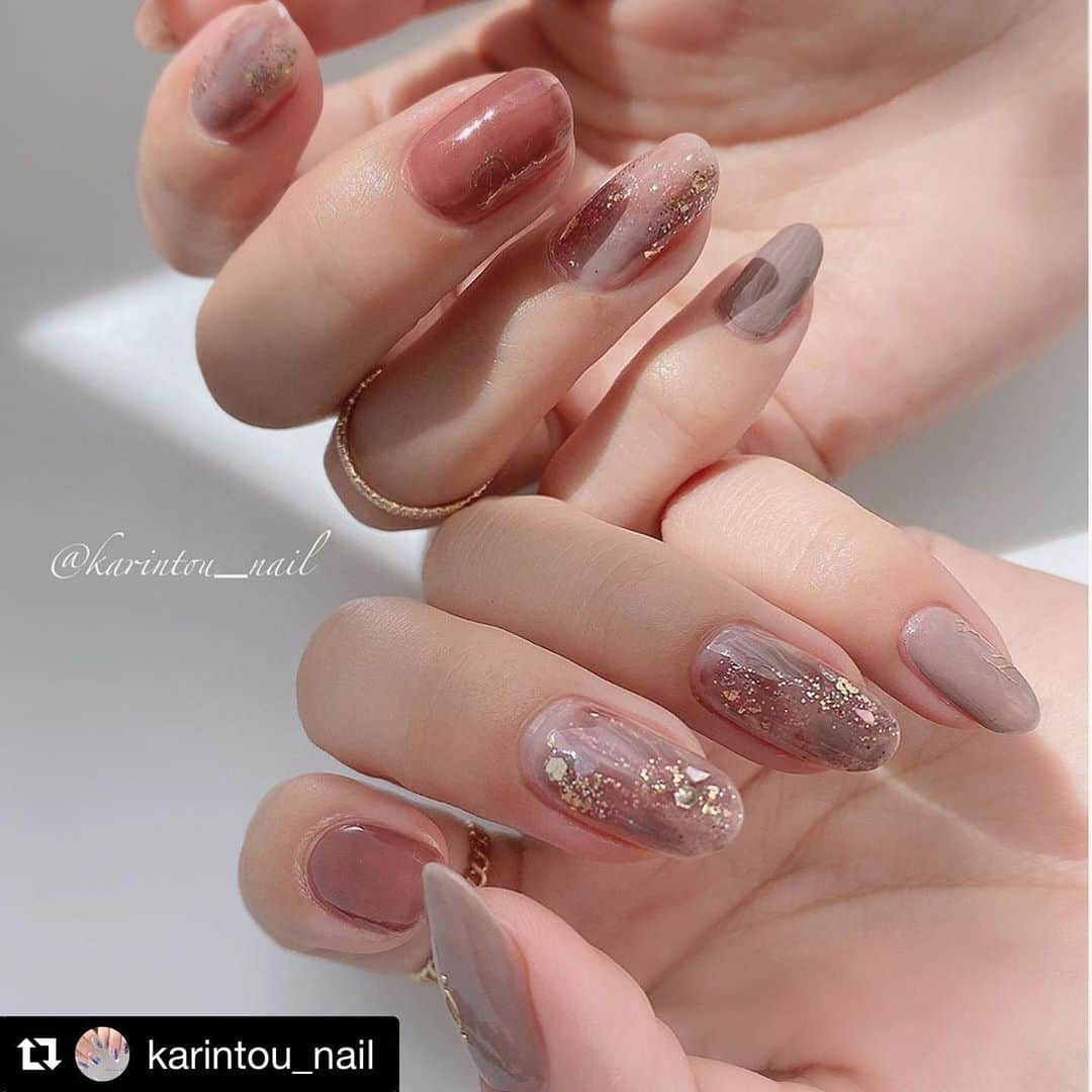 【PLANET NAIL（プラネット ネイル）】公式さんのインスタグラム写真 - (【PLANET NAIL（プラネット ネイル）】公式Instagram)「@karintou_nail さん PLANET NAIL Basic Line 2020年春の新色 PLB27 銀河の遊歩道 を使用したネイルアレンジのご紹介ありがとうございます💅 ・ #Repost @karintou_nail with @get_repost ・・・ 2020.5.28＊ポリッシュ-polish-＊﻿ ﻿ 久々両手にネイルをした後にキラキラニュアンスの指を見て、唐突にくみちゃん( @a_k35_nail )を思い出した😚💕﻿ こんなキラキラネイルの印象のくみちゃん。﻿ なんだかとっても幸せな気持ちになりました✨﻿ いつもありがとう💓﻿ ﻿ ワンカラーの指は一度塗りです🌿﻿ 次はジェルで紫陽花or梅雨ネイルをしたい！(願望)﻿ ﻿ --------＊﻿ ﻿ 使用色﻿ JUMIITOKYO﻿ ・CHOCOLATSTORY﻿ ・IMAGINE﻿ PLANET NAIL﻿ ・#銀河の遊歩道﻿ CANMAKETOKYO﻿ ・N29﻿ トップコート﻿ クイッククリスタルコート﻿ セシェ・ヴィート﻿ ﻿ その他﻿ HOMEIピールオフベース﻿ geneTOKYOベースコート﻿ ﻿ --------＊﻿ ﻿ #jumiist募集第2期 #jumiitokyo﻿ #セルフネイル #ネイル #nail #nails #selfnail #nailpolish #polishnail #ポリッシュ #マニキュア #セルフネイル派 #美甲 #彩繪指甲 #上品ネイル #きれいめネイル #大人上品ネイル #トレンドネイル #ラメネイル #ニュアンスネイル #ゴージャスネイル #クリアネイル #夏ネイル」5月29日 9時55分 - planet.jp