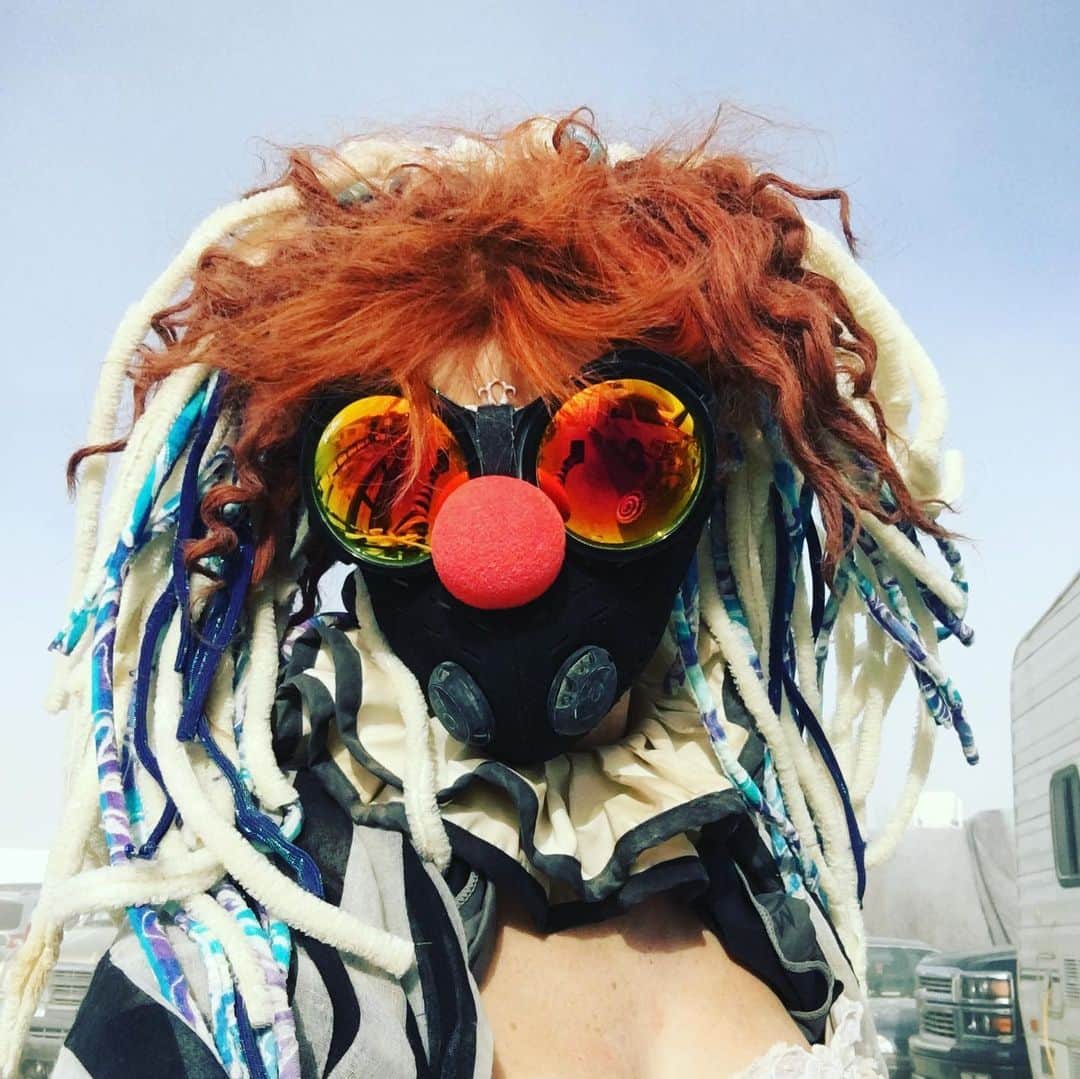 ボニー・モーガンのインスタグラム：「Sometimes I think about how grateful I am to @burningman for having me prepared for ANYTHING!! #adventuresofbendybonnie #staysafe #burningman #dustmaskrequired #readyforanything #clowningaround #playaclown #shenanigans #trikeofepicawesomeness #radicalselfreliance #radicalselfexpression ##duststorm #alloutofbubblegum #tbt #bendybonnie」