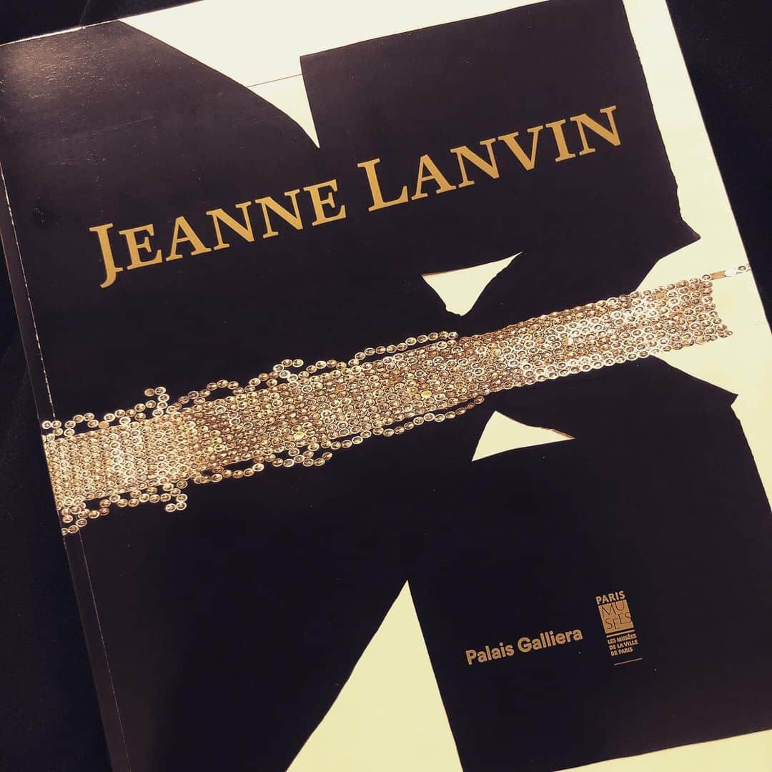西山由のインスタグラム：「Catalogue d’exposition de « JEANNE LANVIN »」