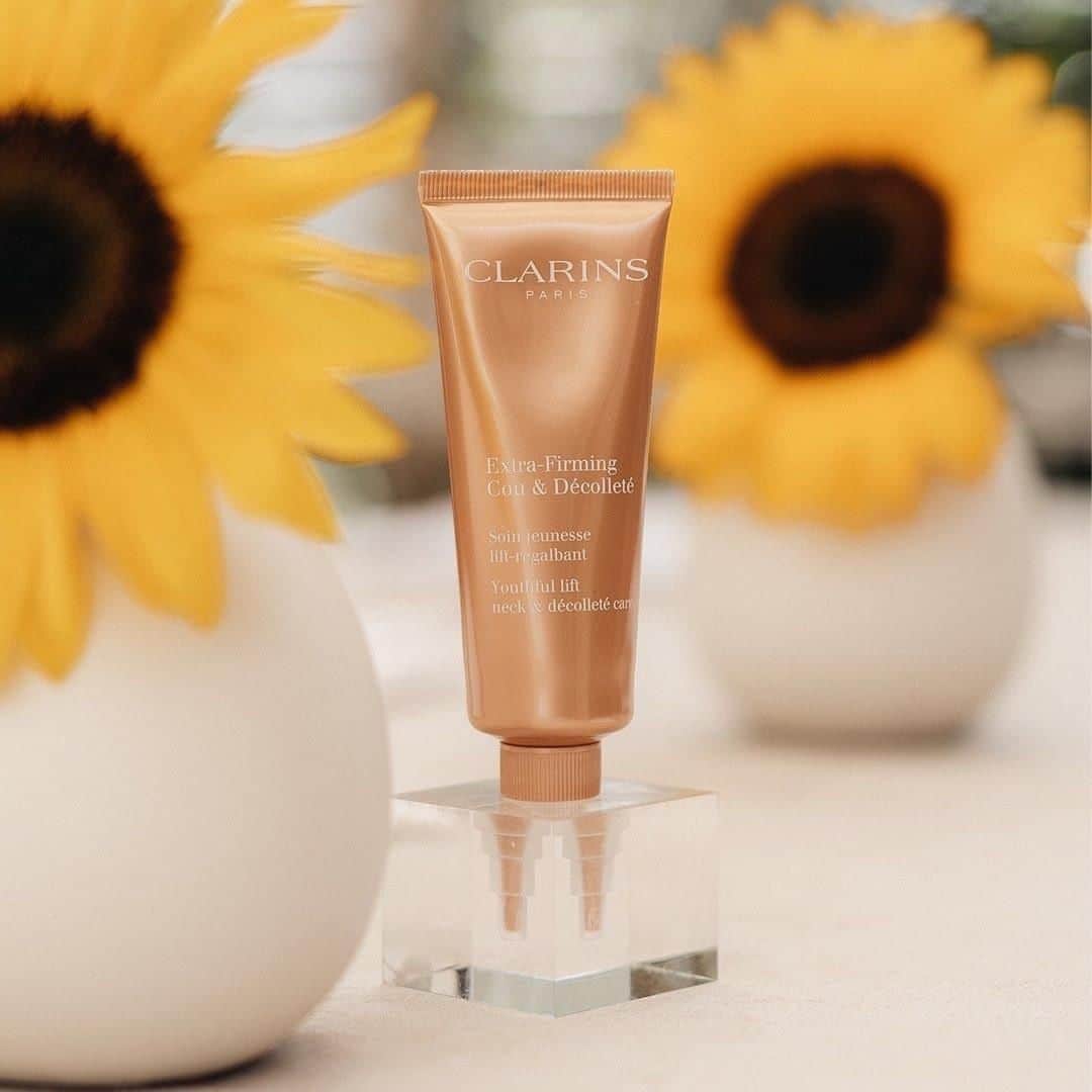 Clarins Canadaさんのインスタグラム写真 - (Clarins CanadaInstagram)「Your neck & décolleté need love too. Give them a youthful lift today & every day... ⁣✨ Immediately: skin is hydrated, comfortable, luminous & soft. ⁣✨ Day after day: skin is lifted, firmed, toned & more even. ⁣__________ ⁣Votre cou & votre décolleté ont aussi besoin d'amour. Offrez-leur un coup d'éclat aujourd'hui & chaque jour... ⁣✨ Immédiatement : la peau et hydratée, confortable, lumineuse & douce. ⁣✨ Jour après jour : la peau est liftée, raffermie, tonifiée & plus uniforme. ⁣. ⁣. ⁣. ⁣📸: @clarinsaus ⁣#Clarins #ItsAllAboutYou #ExtraFirming #SpringInYourSkin」5月29日 10時15分 - clarinscanada