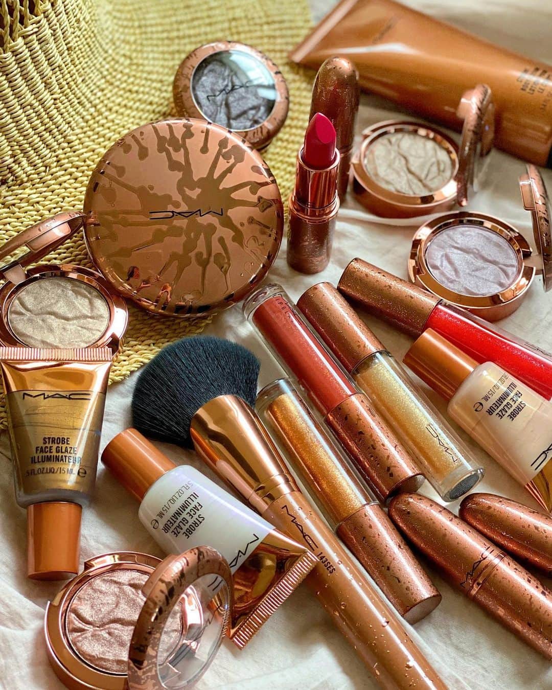 M∙A∙C Cosmetics Japanのインスタグラム：「【再入荷のお知らせ】 公式オンラインショップに#MACブロンジング 人気の一部製品が本日5月29日（金）再入荷いたしました✨  ㅤ ＜再入荷製品＞ ☑︎ストロボ フェイス グレイズ: マジック アワー ☑︎リップスティック: ワム ☑︎リップガラス: サマー クロマンス ☑︎リップガラス: アウト オブ ディス パール ☑︎リップガラス:  ウッド ラザー ラウンジ ☑︎ストロボ ボディ ローション: ブロンズライト ㅤ ✅6月19日(金) 全国M･A･Cカウンター発売 ㅤ 【公式オンラインショップ限定特典】 ☑︎初回ご購入のお客様へ10% OFFクーポンをプレゼント（クーポンコードwelcome） ㅤ #MACBronzing#MACCosmeticsJapan#MACCosmetics#MAC#MACコスメ#アイメイク#MACリップ#メイク好き#デパコス#新作コスメ#春メイク#血色感#血色メイク#抜け感メイク#抜け感#コスメ記録#コスメマニア#艶肌メイク#マックコスメ#限定コスメ#ヘルシーメイク#日焼けメイク#夏メイク#ゴールドメイク#キラキラメイク#アイシャドウ#再入荷」