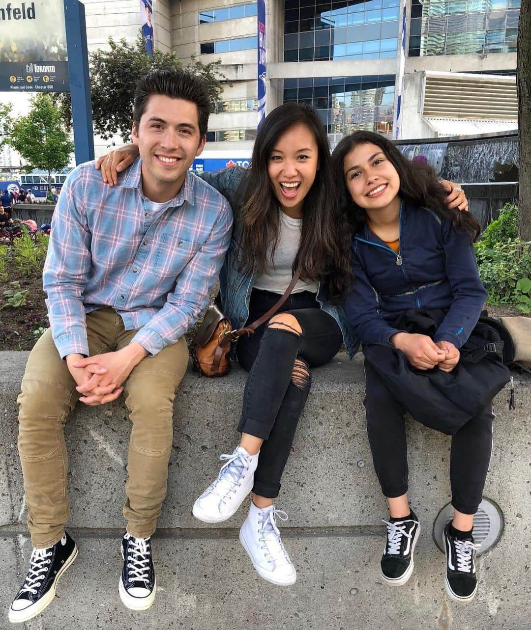 エレン・ウォンのインスタグラム：「Our ep of @thatsawsm this Sun May 31st @aptn_ca !!! I get to meet the lovely @darcy.waite and @apachita_ for a crazy day where we chat all things life, and then literally walk on the edge of life. 🥳Me and @apachita_ take on our hometown TORONTO with a chill start at a calligraphy class. Cuz we need to gush over our shared obsession with cute stationary!!! Then we walk the edge @cntower EDGEWALK 1168ft above ground. How far are we willing to go?😬 Join us!!」