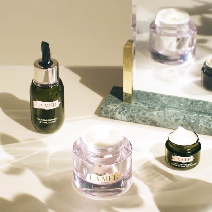 ドゥラメールのインスタグラム：「Concentrated #MiracleBroth = extra care where you need it most. Using a unique cold-press process, we crafted a super-concentrated form of our cell-renewing #MiracleBroth. This powerhouse elixir helps create the ideal environment to calm the look of redness and other signs of inflammation while immersing skin in the legendary healing energies of the sea. #SelfCarewithLaMer」