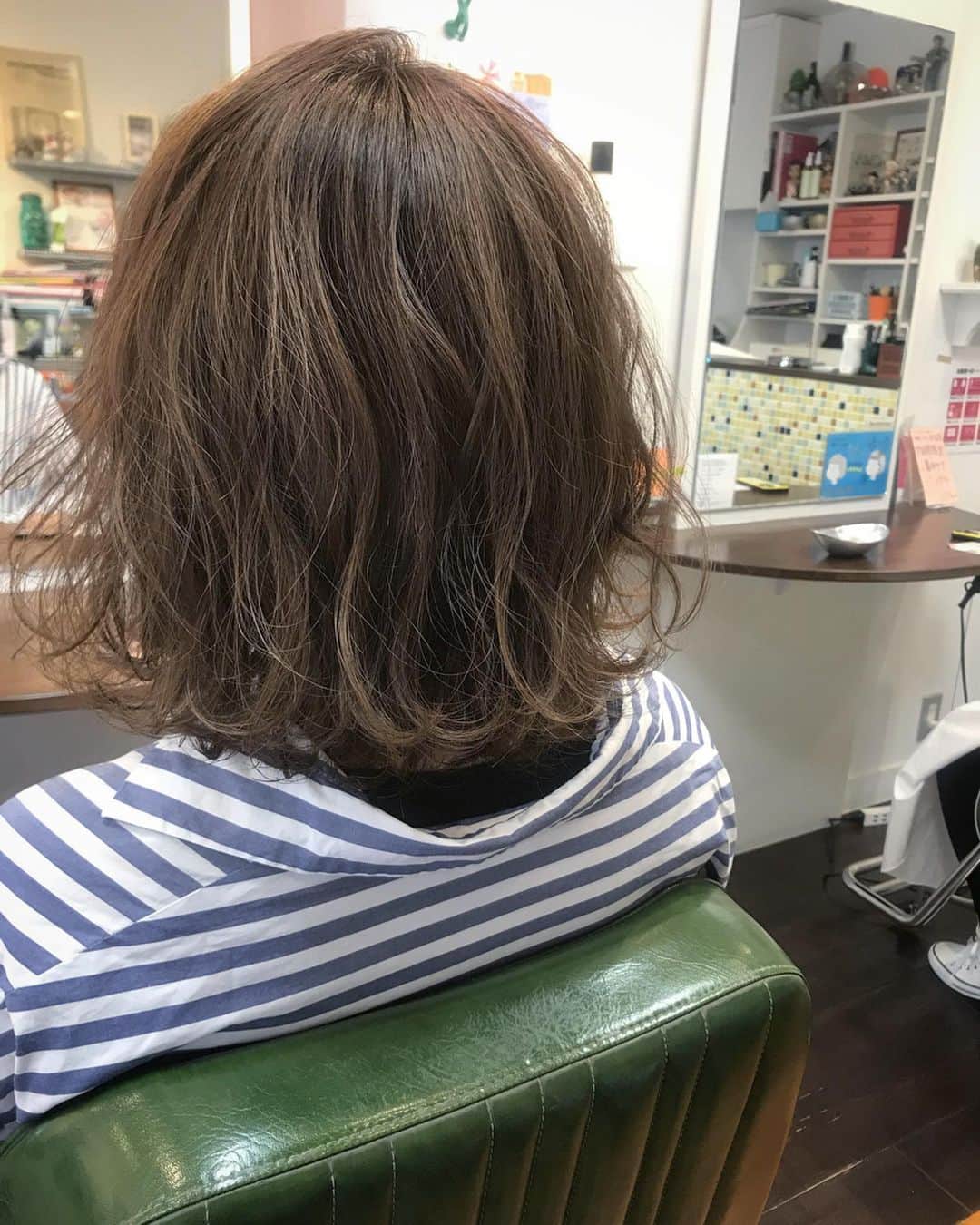 井上花実のインスタグラム：「ブリーチ無しのベージュ🍫🧸 明るめにするかたが最近多めです🌻 cut.color.treatment / ¥12,800(+tax) いつも写真の仕上げのオイルは#ダヴィネス #オーセンティックオイル か#Nドット#ポリッシュオイル  です🌿 : : #ロンゴガール#ロンゴロンゴ#武雄美容室#武雄#武雄市#佐賀#佐賀美容室#イルミナ#イルミナカラー#武雄美容室ロンゴロンゴ#アプリエ#アプリエカラー#ベージュカラー #ブラウンカラー#ミディアムヘア#ミディアム#外国人風#外国人風カラー#グラデーションカラー#ヘアスタイル#hair#hairstyle#haircolor#fashion#ブリーチなし#ブリーチなしカラー」