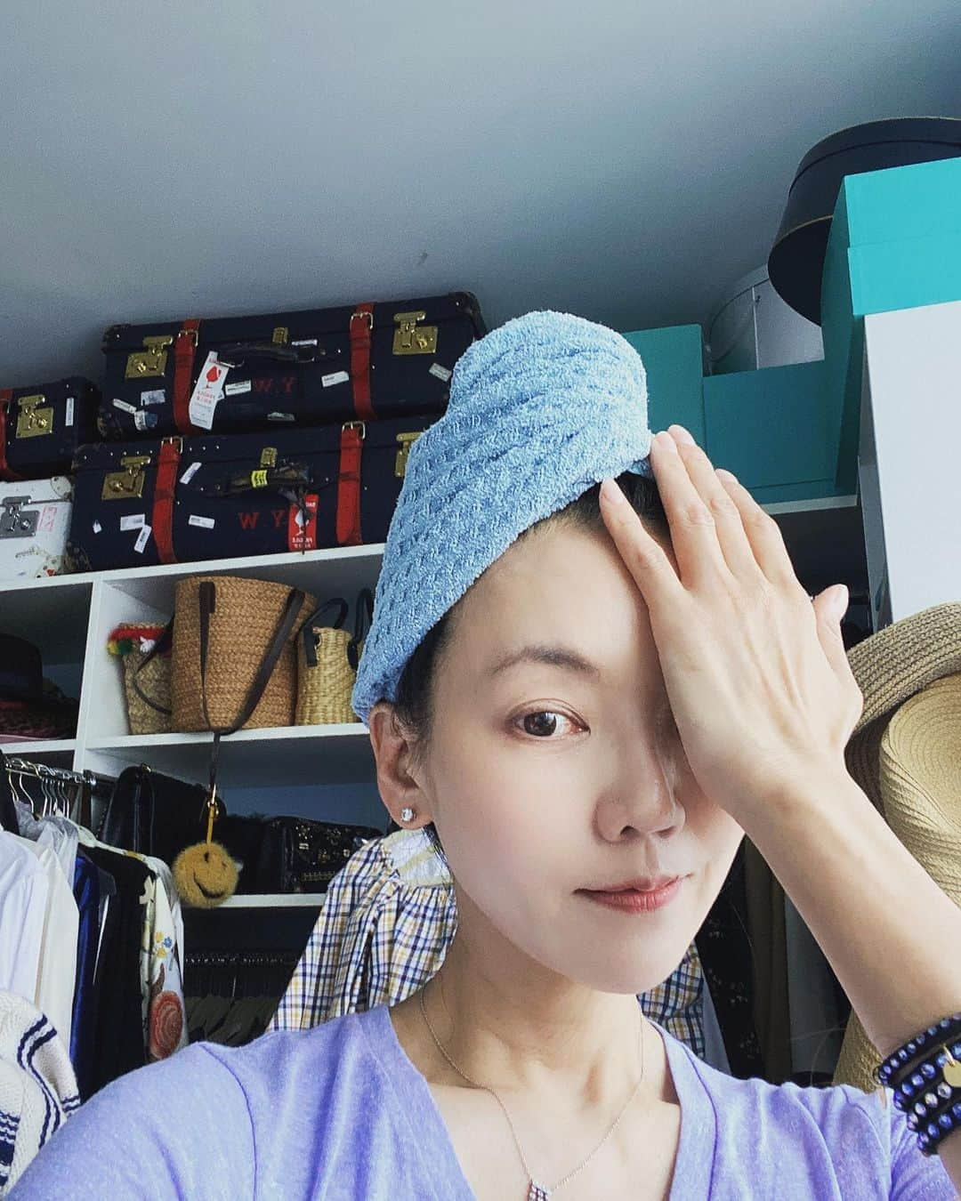 和央ようかさんのインスタグラム写真 - (和央ようかInstagram)「My favorite towel turban 😘 Hair drys so fast 👍👍 お気に入りのタオルターバン😘髪が長いからお風呂🛁あがり、たいがいこれを巻いてる🙂早く乾くし、まとまるし👍👍 #takakonystylin🍎 #nylife#nyc🍎#lifestyle #i❤️ny #towelturban#stayhome #nytough  #タオルターバン#yokawao #和央ようか」5月29日 10時33分 - yokawao0215