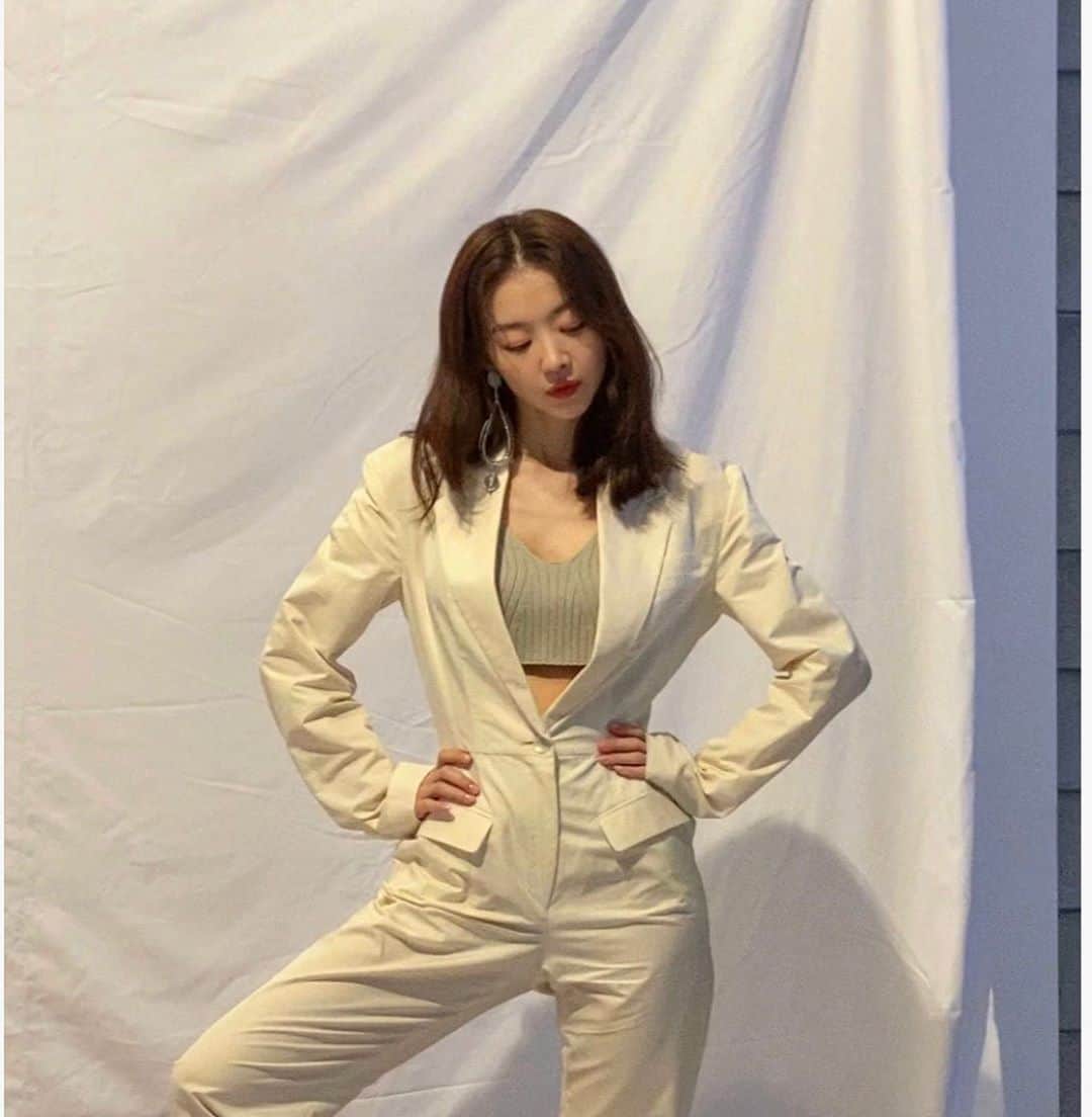 チャン・ヒジンのインスタグラム：「앳스타일 화보로 #곧 만나요  #컴잉순」