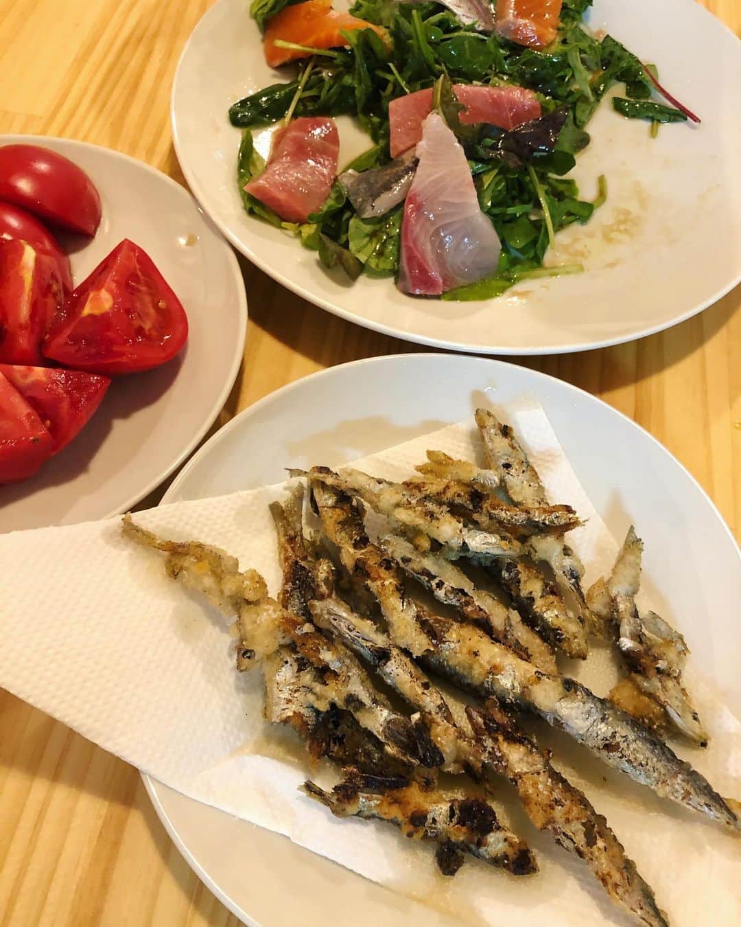 小堺大輔さんのインスタグラム写真 - (小堺大輔Instagram)「SUPER FUN! THE BEST TIME!! PEACE  #毎日友達がBEACHHOUSEに来てくれてます #楽しいね #釣った魚が美味かった #栽培してた春菊が美味かった」5月29日 10時36分 - daisuke_kosakai