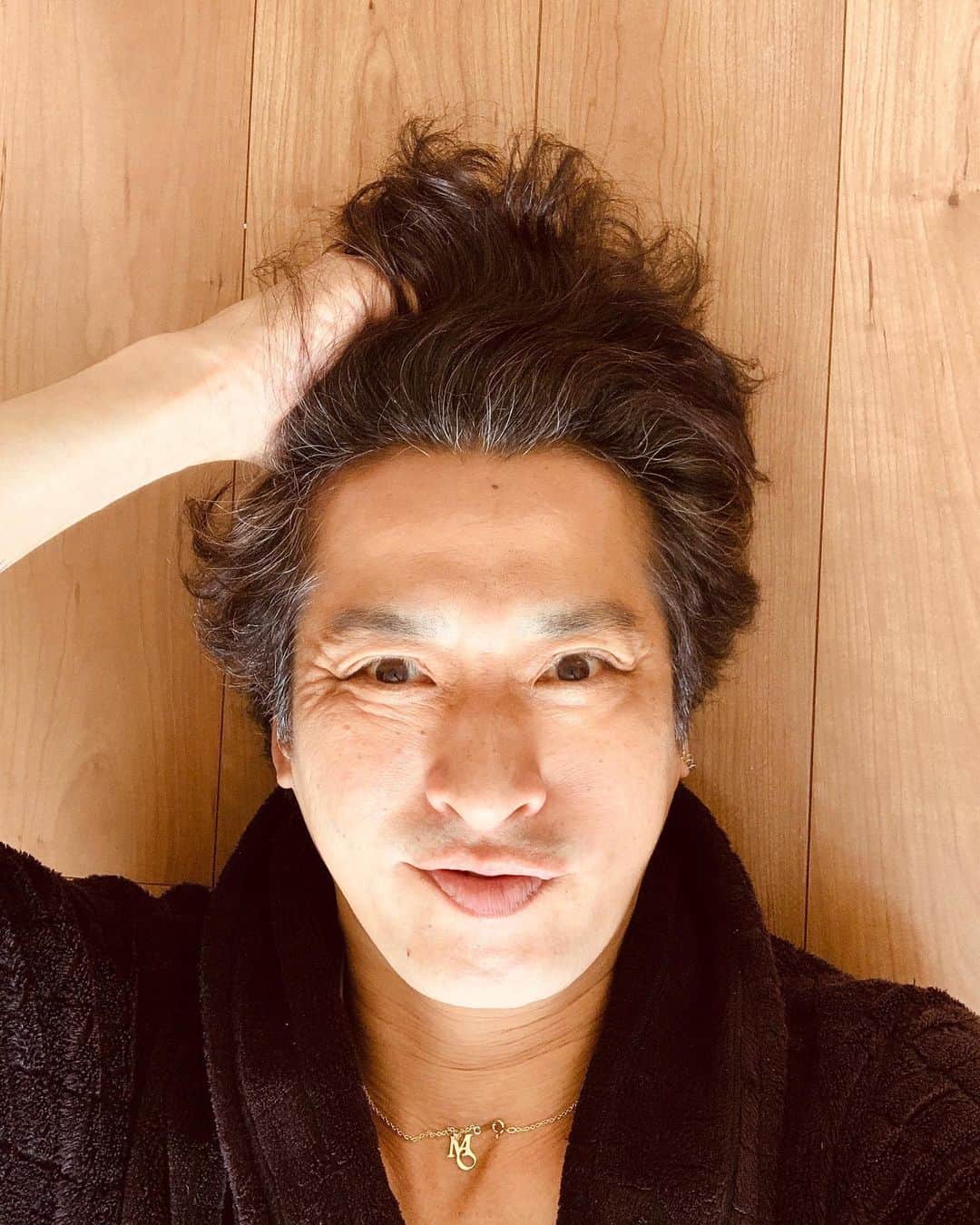 大沢樹生さんのインスタグラム写真 - (大沢樹生Instagram)「ここ数日、髪の毛の伸びっぷりが異常〜 なんで⁇ #大沢樹生 #髪の毛 #伸びる #異常 #早い」5月29日 10時36分 - osawa_mikio