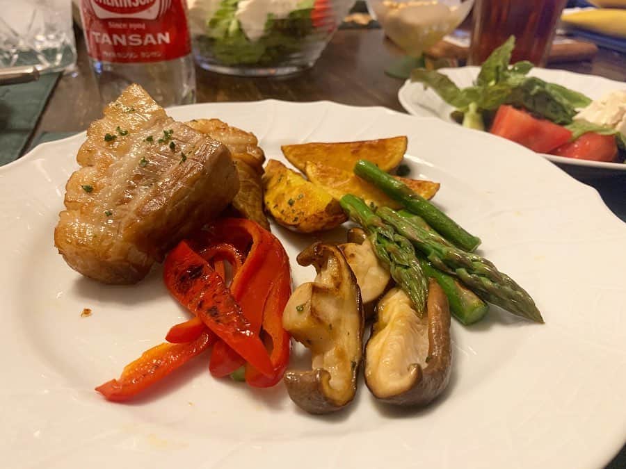 のインスタグラム：「ご飯載せてもつまんないかなぁ？ と思ってたんですけど、ストーリーに載せたハヤシライスが見たいという声がたくさんあり、それは撮る間も無く食べてしまったので昨日のご飯載せます😀 香りがお届けできないのが残念ですが、 今日のメインは燻製したブロックの豚バラステーキとグリルお野菜🥰(前菜とデザートは割愛) . . . #まだまだ自粛 #豚バラステーキ #グリル野菜 #おうちご飯」