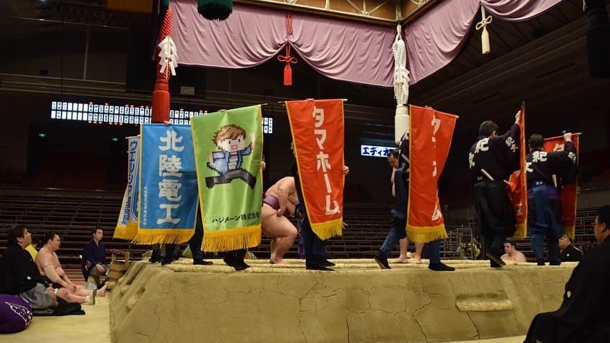 日本相撲協会さんのインスタグラム写真 - (日本相撲協会Instagram)「#あつまれ大相撲﻿ ﻿ 【六日目】幕内の取組に登場！ 呼出が運ぶのは、企業様の応援と心意気、彩り豊かな旗、おなじみの懸賞幕です！﻿ ﻿ マイデザインで作成されたアイテムなど、#あつまれ大相撲 で投稿ください！﻿ ﻿  #sumo #相撲 #どうぶつの森 #あつまれどうぶつの森 #あつ森 #ACNH #ACNH_SUMO #AnimalCrossing #nintendoswitch #あつまれ大相撲」5月29日 10時45分 - sumokyokai