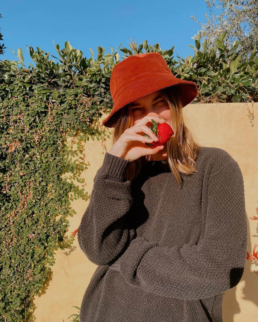 リアナ・リベラトのインスタグラム：「same girl, same bucket hat」