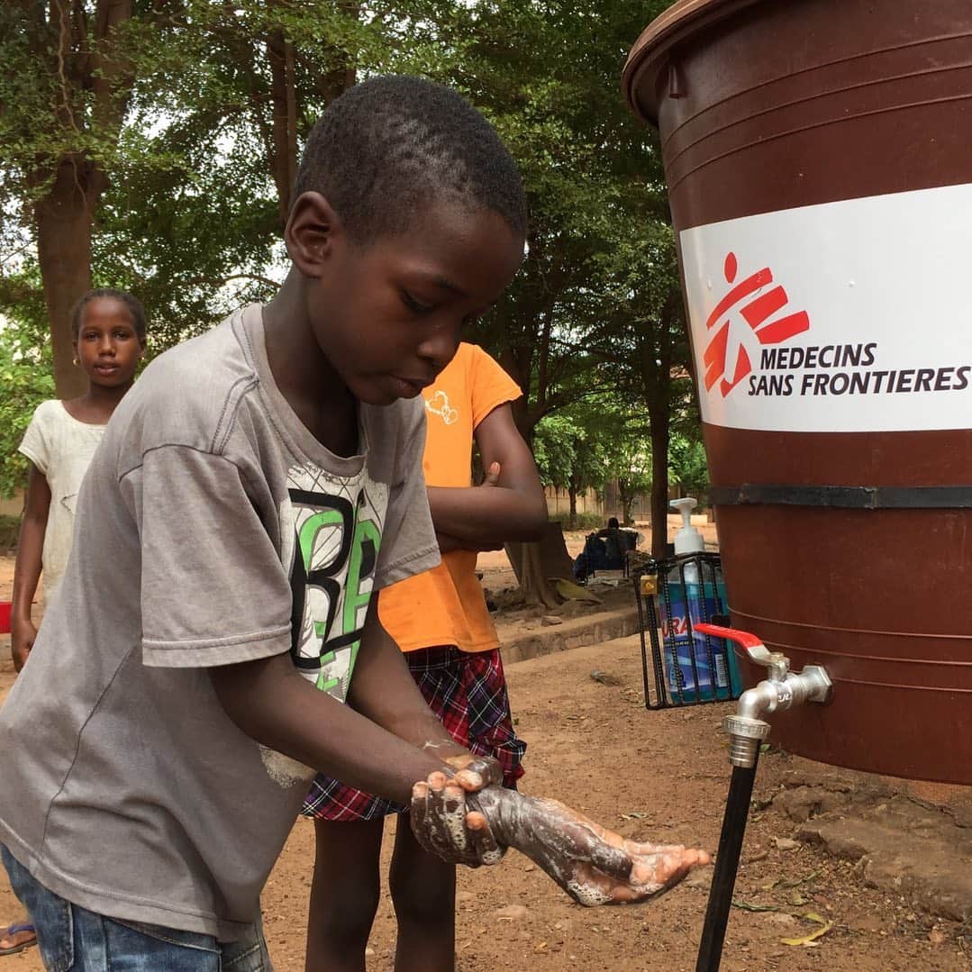 国境なき医師団さんのインスタグラム写真 - (国境なき医師団Instagram)「「そうそう、上手に洗えていますよ！」 . 国境なき医師団（MSF）のスタッフの指導のもと、正しい手の洗い方を学んでいるのは、西アフリカのマリに住む男の子。 . マリでも新型コロナウイルス感染症が広がり始め、MSFは感染リスクの高い70以上の場所に手洗い場を設置し、また、布製のマスクや石けんを配布しています。 . もともとマスクを着けたり、手を頻繁に洗ったりする習慣のない地域。そのため、こうした対策の重要さを人びとにしっかり認識してもらい、習慣づけてもらうことがとても大切です。 . 自分の身をウイルスから守るために、そして、周りに感染を広げないために。スタッフは健康教育にも力を入れています。 ------------------------------------- マリの活動ニュースは公式サイトから。プロフィールのURLリンクからどうぞ→ @msf_japan . -------------------------------------- © Lamine Keita/MSF  #国境なき医師団 #MSF #アフリカ #マリ #手洗い #石けん #マスク配布 #新型コロナウイルス #感染症　#photooftheday #写真部 #写真好きな人と繋がりたい」5月29日 11時05分 - msf_japan