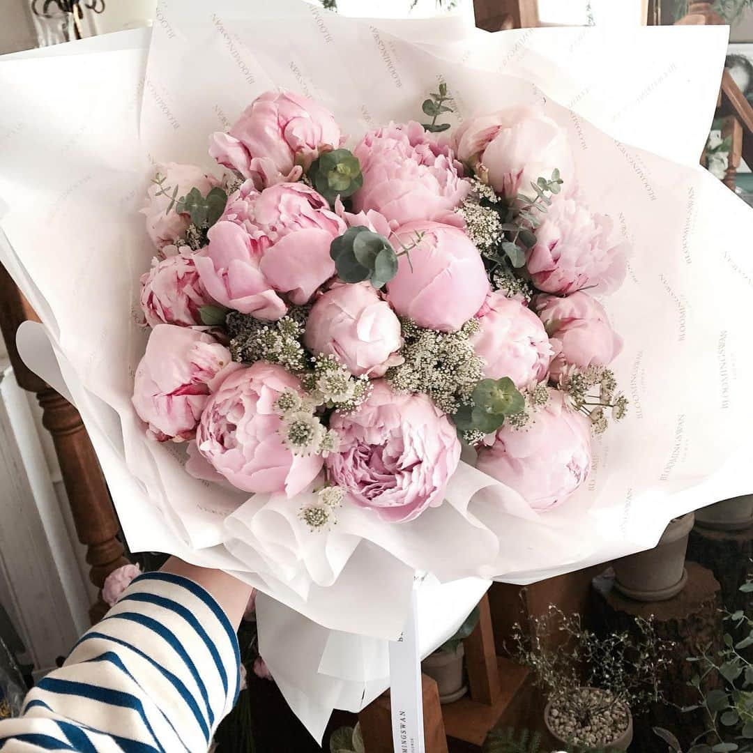 Florist.janeさんのインスタグラム写真 - (Florist.janeInstagram)「1일 1작약 꽃다발은 기본이에요 💕 #작약꽃다발 #블스꽃다발 💕 . . . . . . . . ☝🏻 블스 주문건 경우 배송료는 모두 별도 입니다. . ✌🏻배송 시간은 원하시는 시간대에 지정하실 수 없으며 오전/오후/저녁 중 선택해주시면 일괄 배송합니다. . 👌🏻상품 문의시 원하시는 작품 캡쳐후 문의주시면 빠르게 답변도와드리겠습니다💕 . . . . . . . . #블루밍스완 #꽃스타그램 #꽃집 #학동역꽃집 #논현동꽃집 #강남꽃배달 #꽃배달 #꽃선물 #선물추천 #여자친구선물 #flowers #peonies #와이프선물 #결혼기념일 #프로포즈 #프로포즈꽃다발 #연예인서포트 #연예인꽃다발 #결혼10주년 #예비시댁선물 #환갑선물 #생신선물 #생일선물 #선물스타그램 #꽃다발 #강남꽃집 #꽃다발선물 #꽃다발주문」5月29日 11時02分 - jane.florist