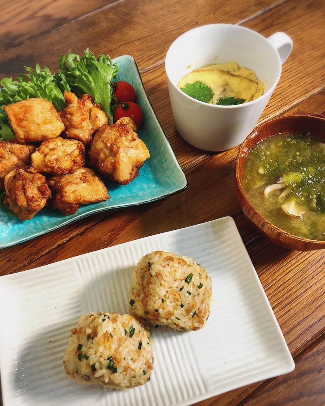 川島章良のインスタグラム：「. . .  あなたのご飯みせて下さいの決め台詞でおなじみの 『昼めし旅』に今日の11時40分からださせてもらいます。  普段はロケに行かせてもらっているのですが、  今日は自分の家のご飯を紹介してます。  自分が好き食事を紹介してます。  だしから揚げ たぬきおにぎり 茶碗蒸し あおさの味噌汁  この組み合わせ最高ー。  たぬきおにぎりがもう最高すぎてから揚げもうまいし 茶碗蒸しもついているなんて贅沢！  #かわだしクッキング  #昼めし旅　 #から揚げ #だしパックダイエット #はんにゃ川島 #だしパック料理研究家 #家ご飯」