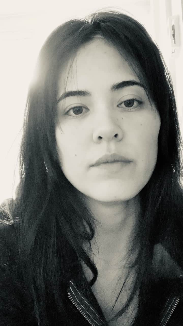 プリシラ・アーンのインスタグラム：「Feeling horrified and overwhelmingly depressed.  Not sure what to do in these moments.  In these tidal waves of anger, sadness, and helplessness, I try to take refuge in walking the path of peace.  Honestly though, a lot of times I secretly wish I was an angel of vengeance.  Since that won’t ever happen and also just can’t happen, I can only do my part in bringing a little more peace to the world by living as peacefully as I can.  It doesn’t mean I’m not angry, sad, horrified and scared.  As a non-100% white person, I have never been more aware of my ethnicity than I am today.  And so I think back to this song I learned in elementary school, that used to make me cry even back then.  A song that was sung by Martin Luther King Jr.  These words always bring me hope.....because I HAVE to believe in peace overcoming the darkness.  #georgefloyd #peaceiseverystep #weshallovercome #loveislove」