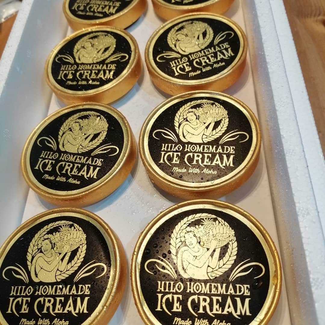 翠千賀さんのインスタグラム写真 - (翠千賀Instagram)「またまた大好きなしもべ隊員から最高のアイスクリームのプレゼントが来たー！ フレーバーもぜーんぶ私の大好きな味！昨日はココナッツ！ 濃いー！大好きな濃さ！ ありがとうございました! #アイスクリーム　#プレゼント　#美味しい　#感謝　#最高　#ハワイの味」5月29日 11時11分 - chika.midori