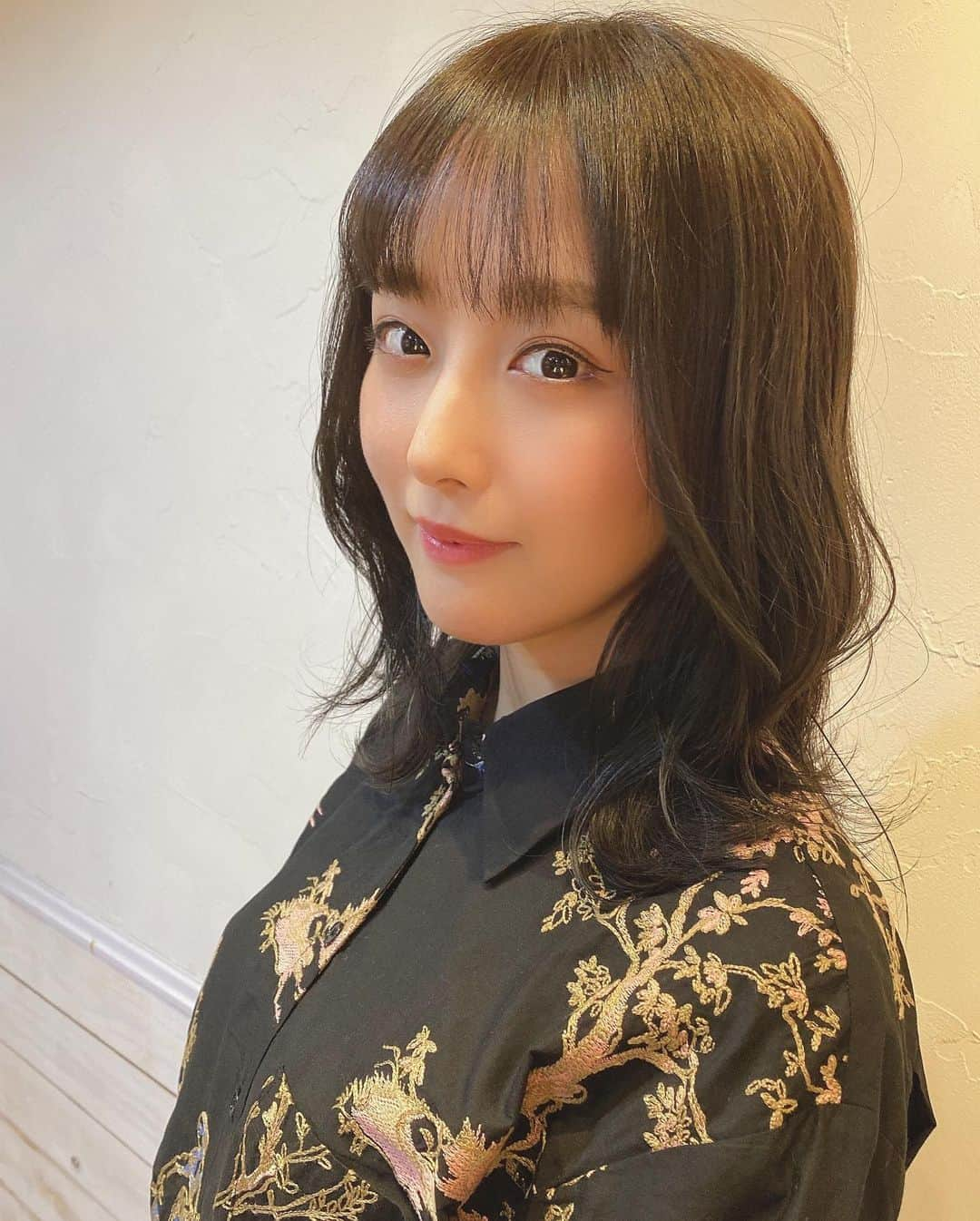 鎌田菜月さんのインスタグラム写真 - (鎌田菜月Instagram)「おにゅーです👏﻿ ﻿ ステイホーム期間に明るめを楽しんで、次は暗髪になりました﻿ 全体は暗いけれど、この度初めてハイライトを全体に細く入れてもらって、髪色が抜ける頃のお楽しみを作ってもらいました﻿ ﻿ 絶妙な色味が可愛い〜👾✨﻿ 知識も足りずいつも何となくでお願いしても、丹下さんが自動的に可愛いくしてくだいます😂﻿ ﻿ #newhair #highlightcollar #ash #mask #littlerinne #リトルヘアサロン #zara #過去pic #ootd」5月29日 11時16分 - nacky_k829