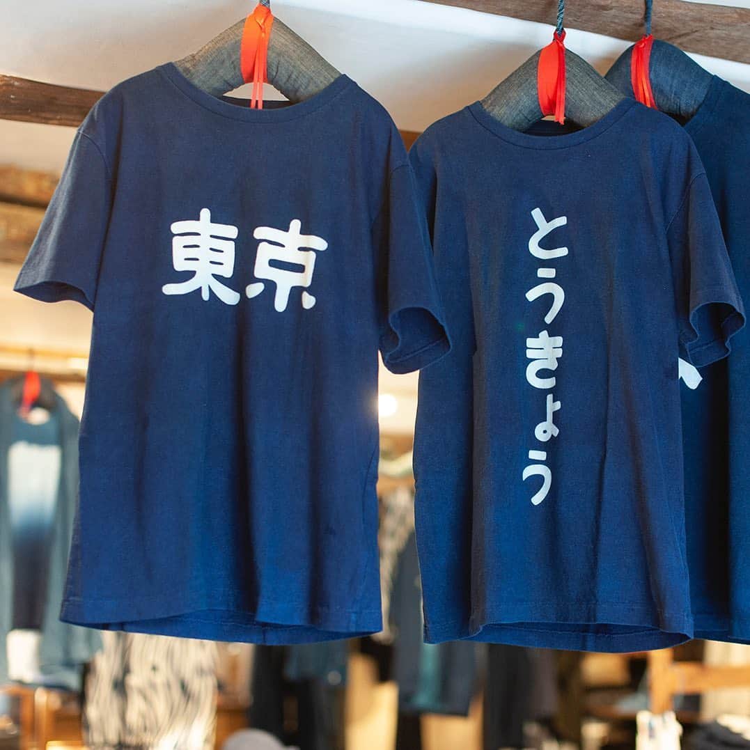 ハリウッドランチマーケットさんのインスタグラム写真 - (ハリウッドランチマーケットInstagram)「﻿ 【BLUE BLUE JAPAN】﻿ ﻿ ■ヒラガナトウキョウバッセン インディゴTシャツ（700077204）﻿ ￥7,000+TAX﻿ ■トウキョウバッセン インディゴTシャツ（700073664）﻿ ￥6,500+TAX﻿ ﻿ バッセンという手法で文字を象ったインディゴ染めのTシャツです。﻿ 漢字とひらがなで”トウキョウ”を印象的に配置しました。」5月29日 11時16分 - seilin_official