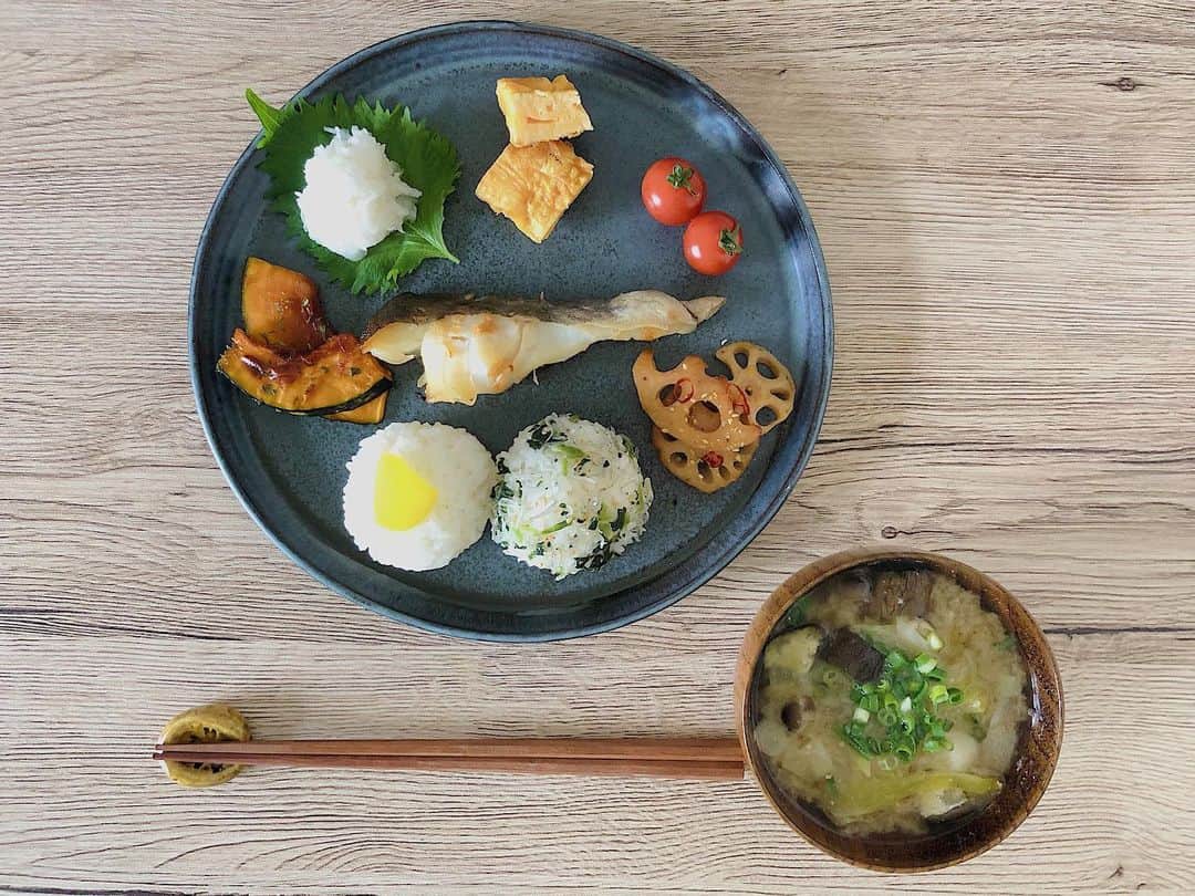 伊藤沙織のインスタグラム：「朝ごはん🍙 . #ワンプレートごはん」