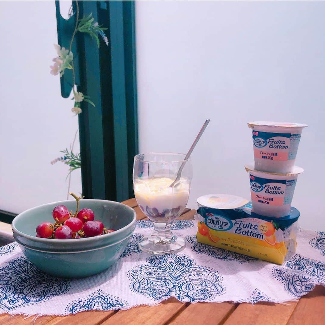 片桐優妃のインスタグラム：「新しい#明治ブルガリアヨーグルト 、 #フルーツオンザボトム がおいしかったので🌈 . マネして#MYフルーツオンザボトム を作ってみました🙆‍♀️✨ . といっても#フルーツ の上にプレーンヨーグルトをかけただけ😆#🍇 #ヨーグルト になにかのせて食べるってよくあると思うんだけど、逆にヨーグルトをのせるって新鮮じゃない！？🌱盛り付けとかこだわらなくてもさくっとおいしそうにできちゃうよ🙌 . #うちで過ごそう #おうち時間 #簡単レシピ #PR」