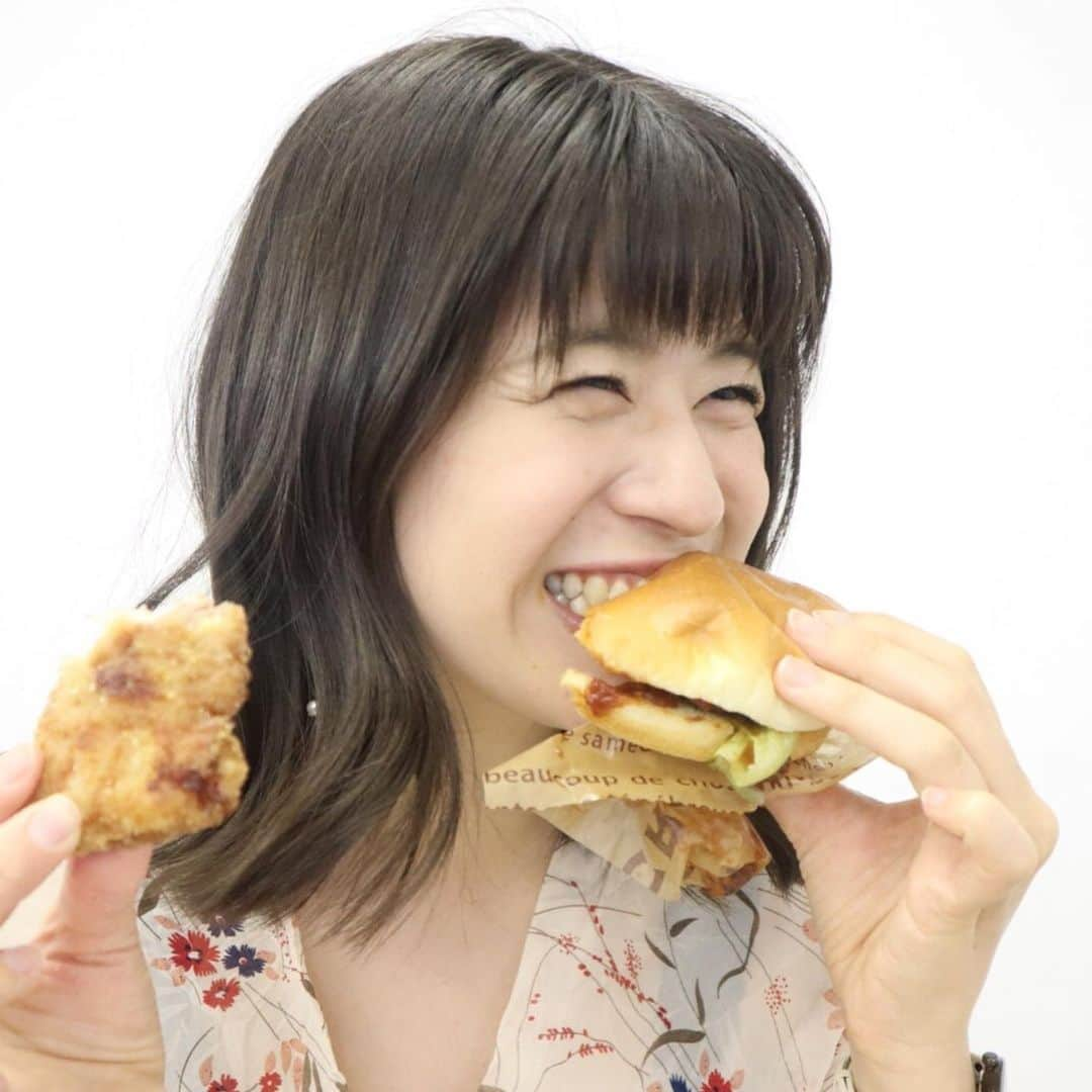 繁田梨世さんのインスタグラム写真 - (繁田梨世Instagram)「宣材写真を撮ってもらうついでにハンバーガーとチキンを食べてる写真も撮ってもらいました☺️ . . ハンバーガーはNICK STOCK熟成肉のハンバーガーで肉汁とソースが美味しい🍔 . . 宣材写真はいっぱい撮ってもらいましたが使えなかったやつです🤣 . . . Fマネージャーさんありがとうございます😭😭😭😭 . .」5月29日 11時30分 - shigesurumedayo