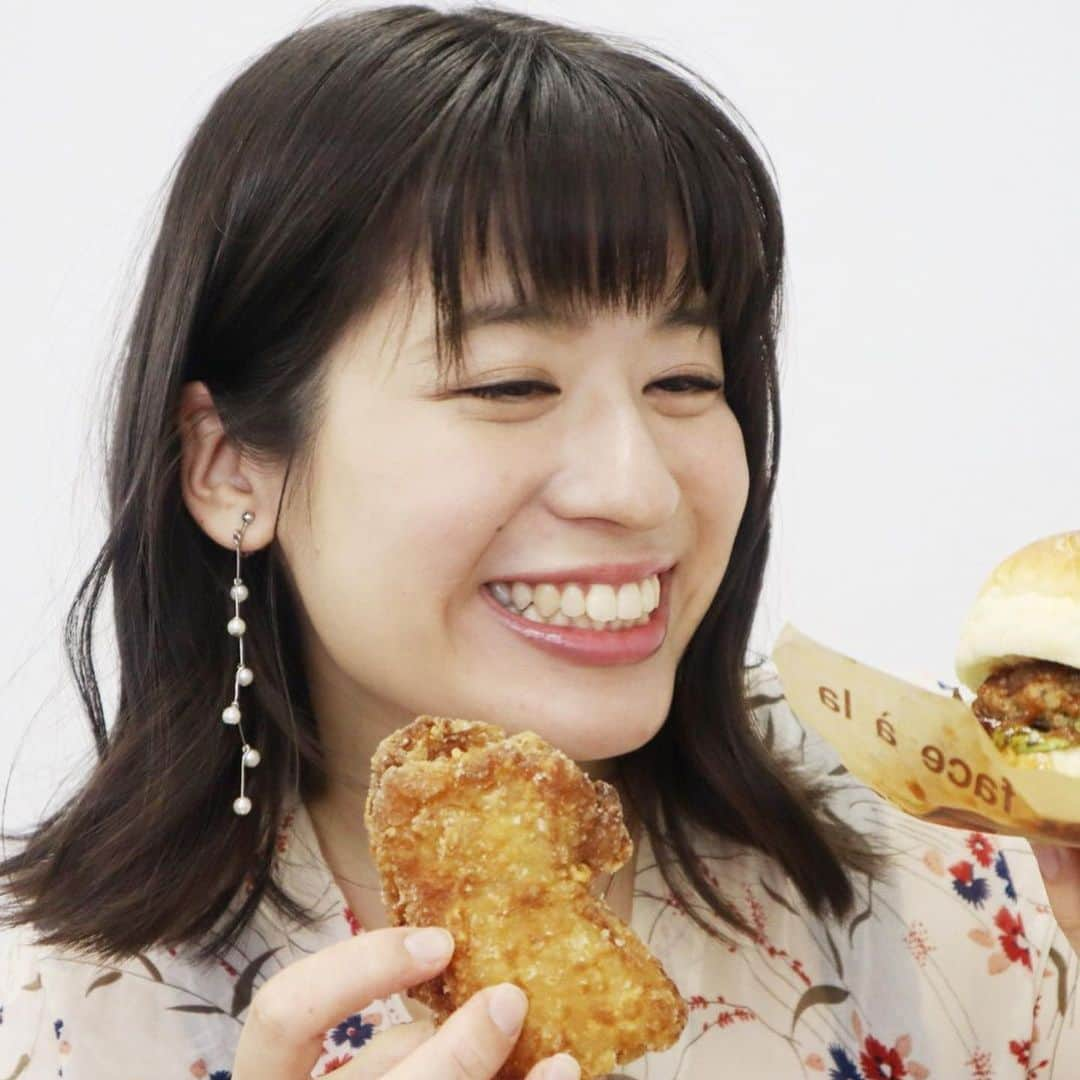 繁田梨世さんのインスタグラム写真 - (繁田梨世Instagram)「宣材写真を撮ってもらうついでにハンバーガーとチキンを食べてる写真も撮ってもらいました☺️ . . ハンバーガーはNICK STOCK熟成肉のハンバーガーで肉汁とソースが美味しい🍔 . . 宣材写真はいっぱい撮ってもらいましたが使えなかったやつです🤣 . . . Fマネージャーさんありがとうございます😭😭😭😭 . .」5月29日 11時30分 - shigesurumedayo