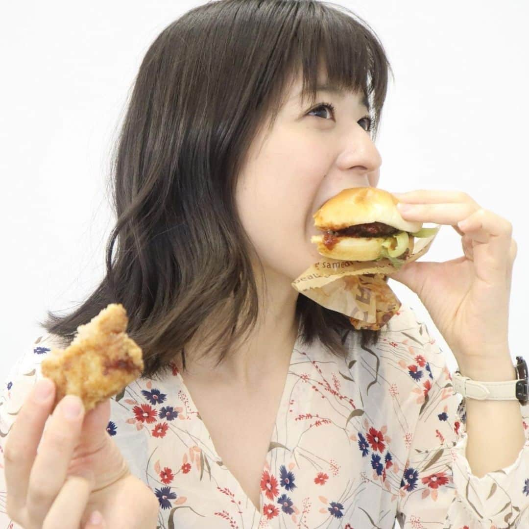 繁田梨世さんのインスタグラム写真 - (繁田梨世Instagram)「宣材写真を撮ってもらうついでにハンバーガーとチキンを食べてる写真も撮ってもらいました☺️ . . ハンバーガーはNICK STOCK熟成肉のハンバーガーで肉汁とソースが美味しい🍔 . . 宣材写真はいっぱい撮ってもらいましたが使えなかったやつです🤣 . . . Fマネージャーさんありがとうございます😭😭😭😭 . .」5月29日 11時30分 - shigesurumedayo